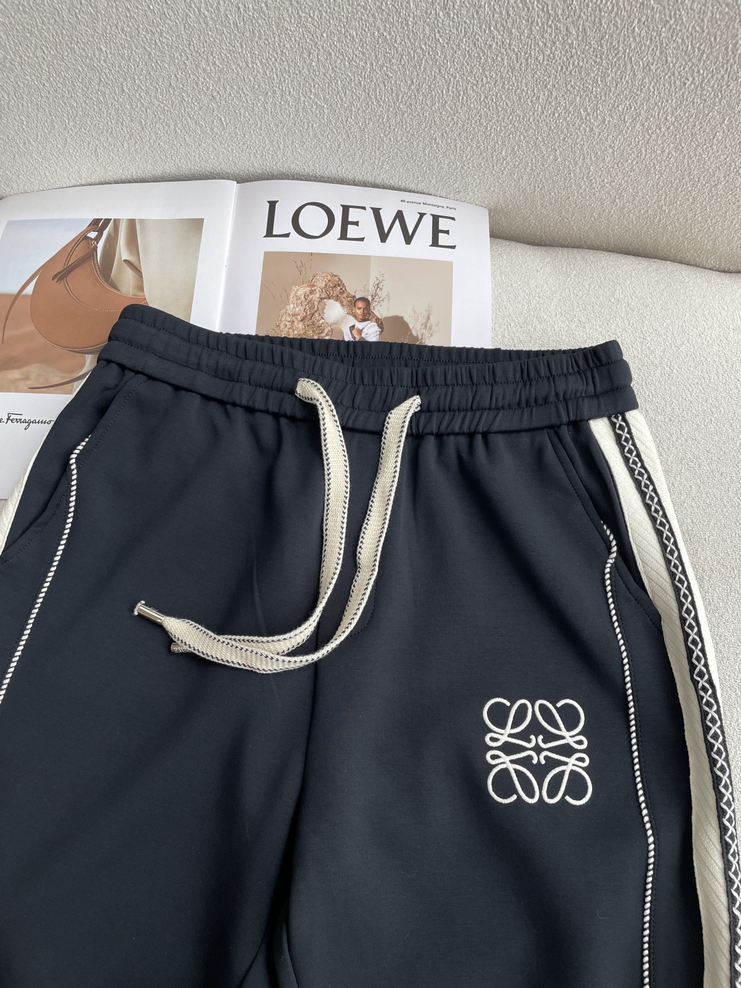 Loewe 2026春夏 最新休闲裤 潮人必备 版型超赞，能很好的修复各种腿型，非常个性！柔软排汗，舒适