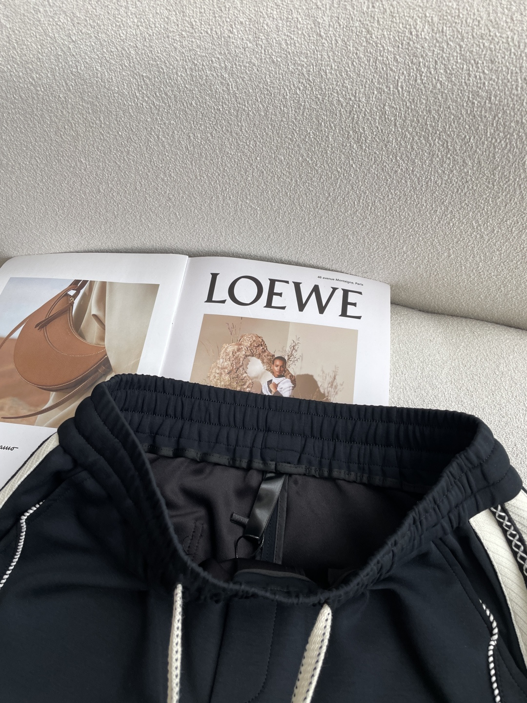Loewe 2026春夏 最新休闲裤 潮人必备 版型超赞，能很好的修复各种腿型，非常个性！柔软排汗，舒适