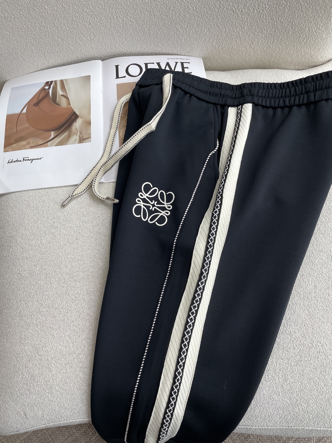Loewe 2026春夏 最新休闲裤 潮人必备 版型超赞，能很好的修复各种腿型，非常个性！柔软排汗，舒适