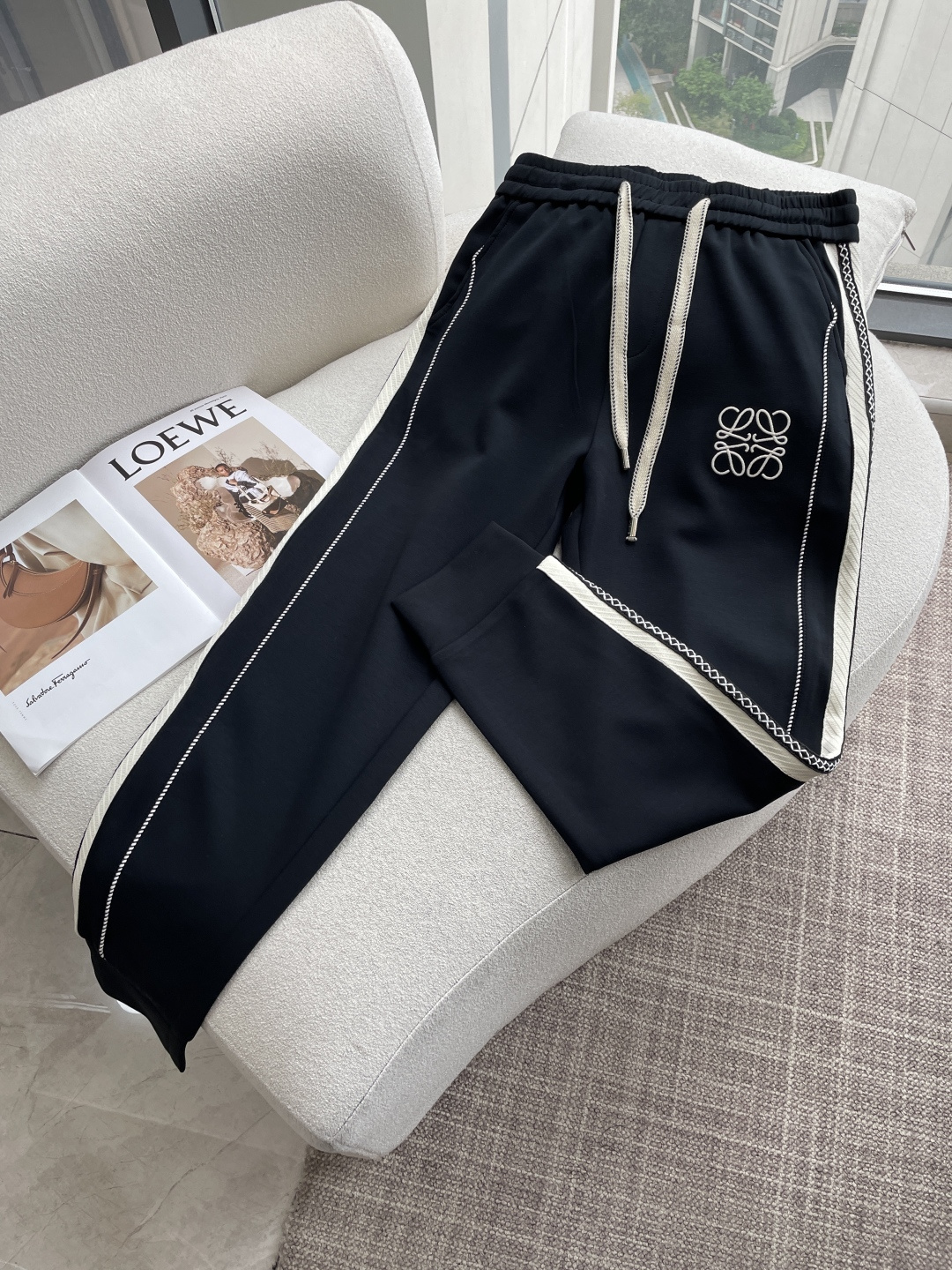 Loewe 2026春夏 最新休闲裤 潮人必备 版型超赞，能很好的修复各种腿型，非常个性！柔软排汗，舒适