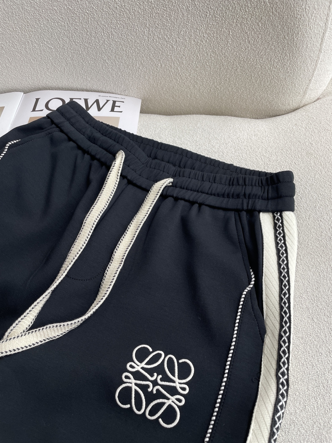 Loewe 2026春夏 最新休闲裤 潮人必备 版型超赞，能很好的修复各种腿型，非常个性！柔软排汗，舒适