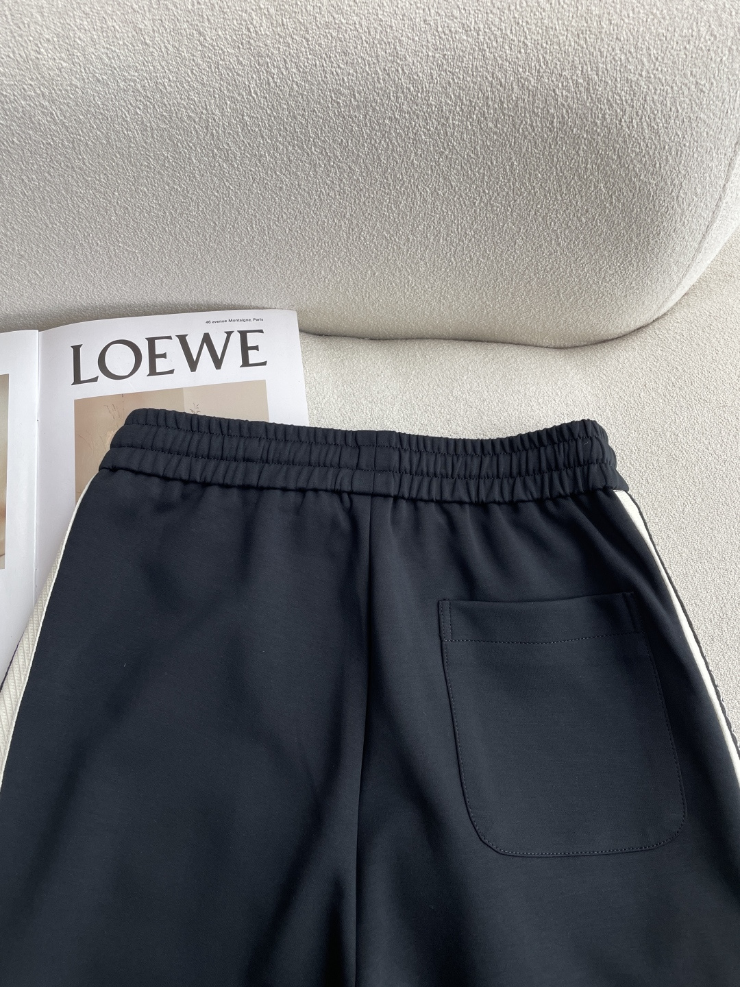 Loewe 2026春夏 最新休闲裤 潮人必备 版型超赞，能很好的修复各种腿型，非常个性！柔软排汗，舒适