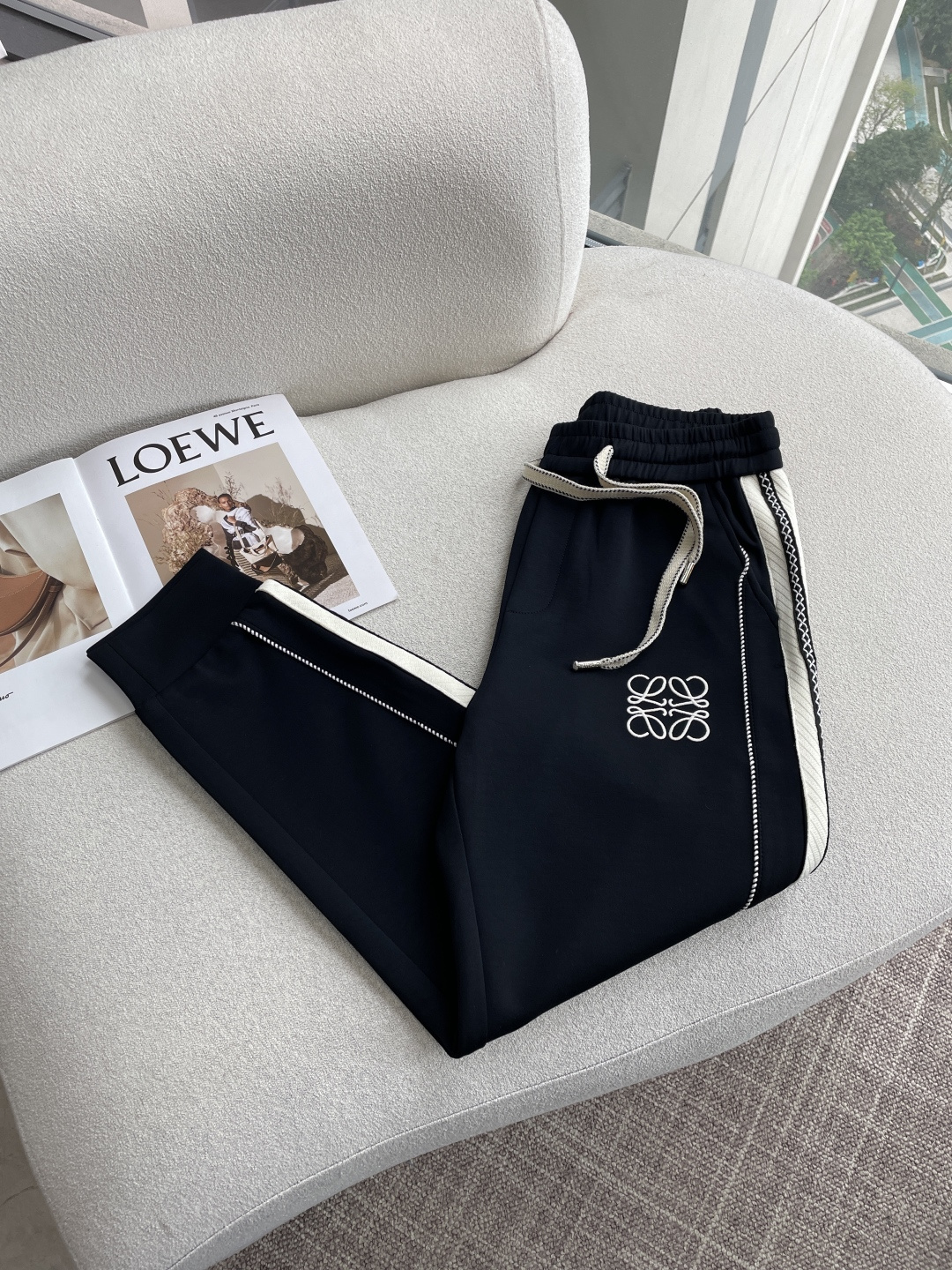 Loewe 2026春夏 最新休闲裤 潮人必备 版型超赞，能很好的修复各种腿型，非常个性！柔软排汗，舒适