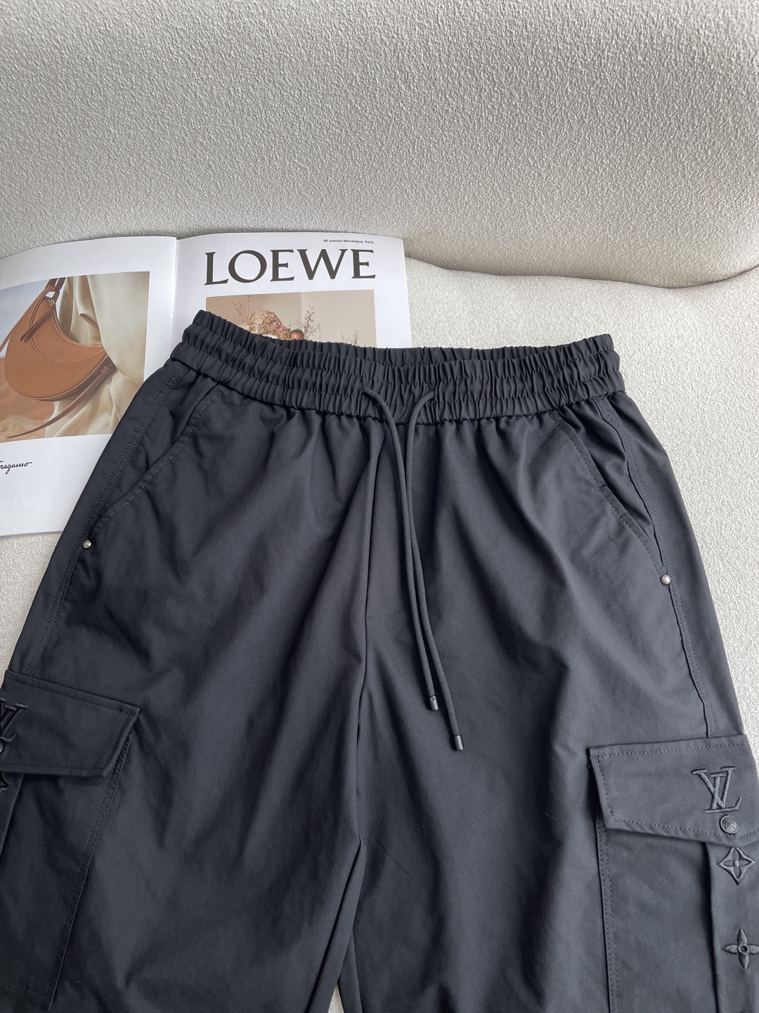 Lv 2026春夏 最新休闲裤 潮人必备 版型超赞，能很好的修复各种腿型，非常个性！柔软排汗，舒适度极高