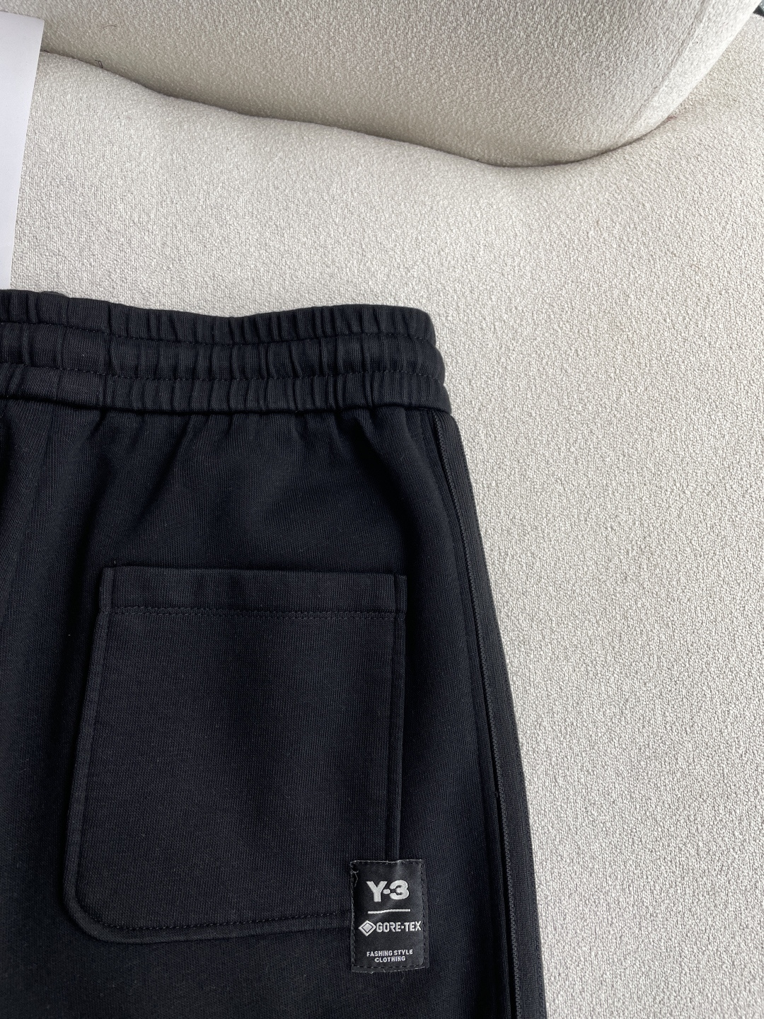 Y-3 2026春夏 最新休闲裤 潮人必备 版型超赞，能很好的修复各种腿型，非常个性！柔软排汗，舒适度极