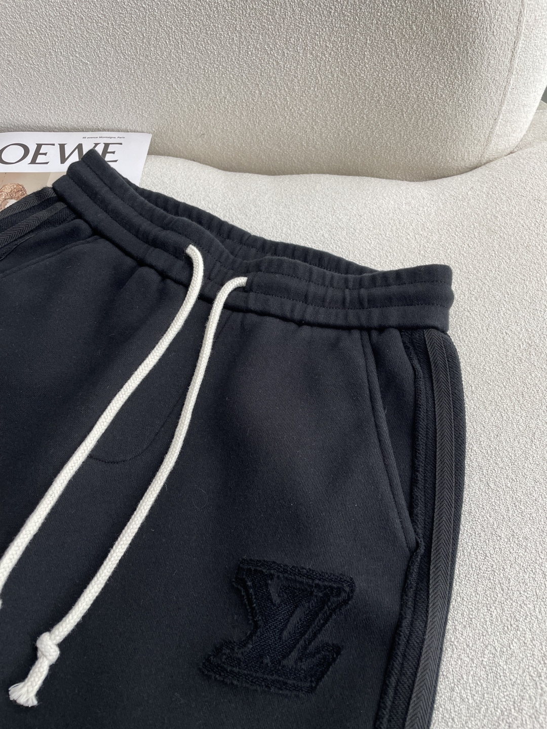 Lv 2026春夏 最新休闲裤 潮人必备 版型超赞，能很好的修复各种腿型，非常个性！柔软排汗，舒适度极高