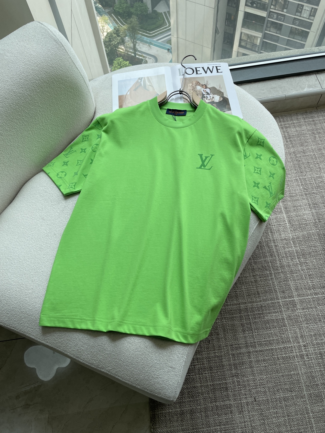 Lv 2026春夏新款首发专柜最新款短袖圆领T恤 高端订制 设计前卫时尚！品牌logo重工艺设计 高端定