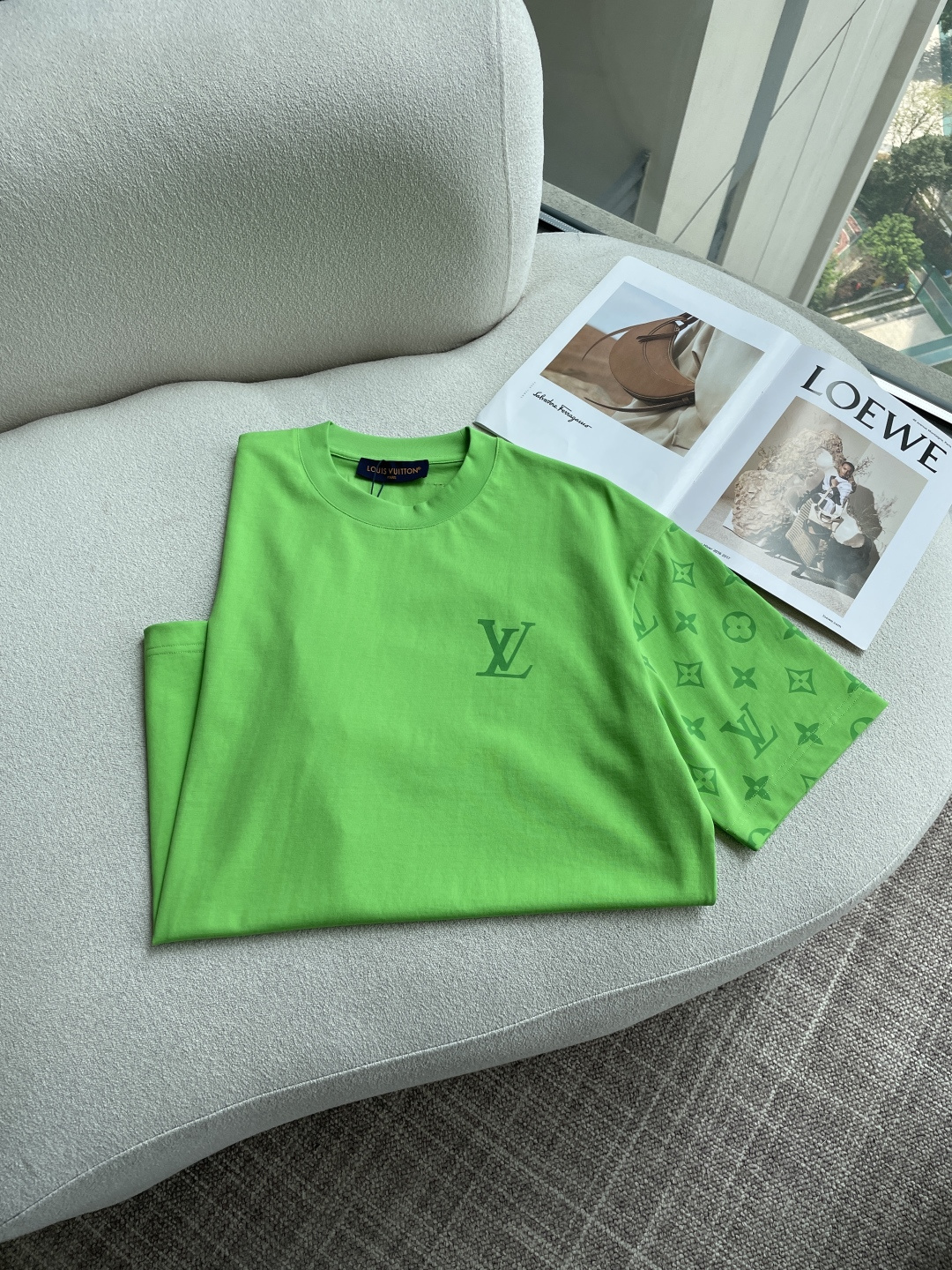 Lv 2026春夏新款首发专柜最新款短袖圆领T恤 高端订制 设计前卫时尚！品牌logo重工艺设计 高端定