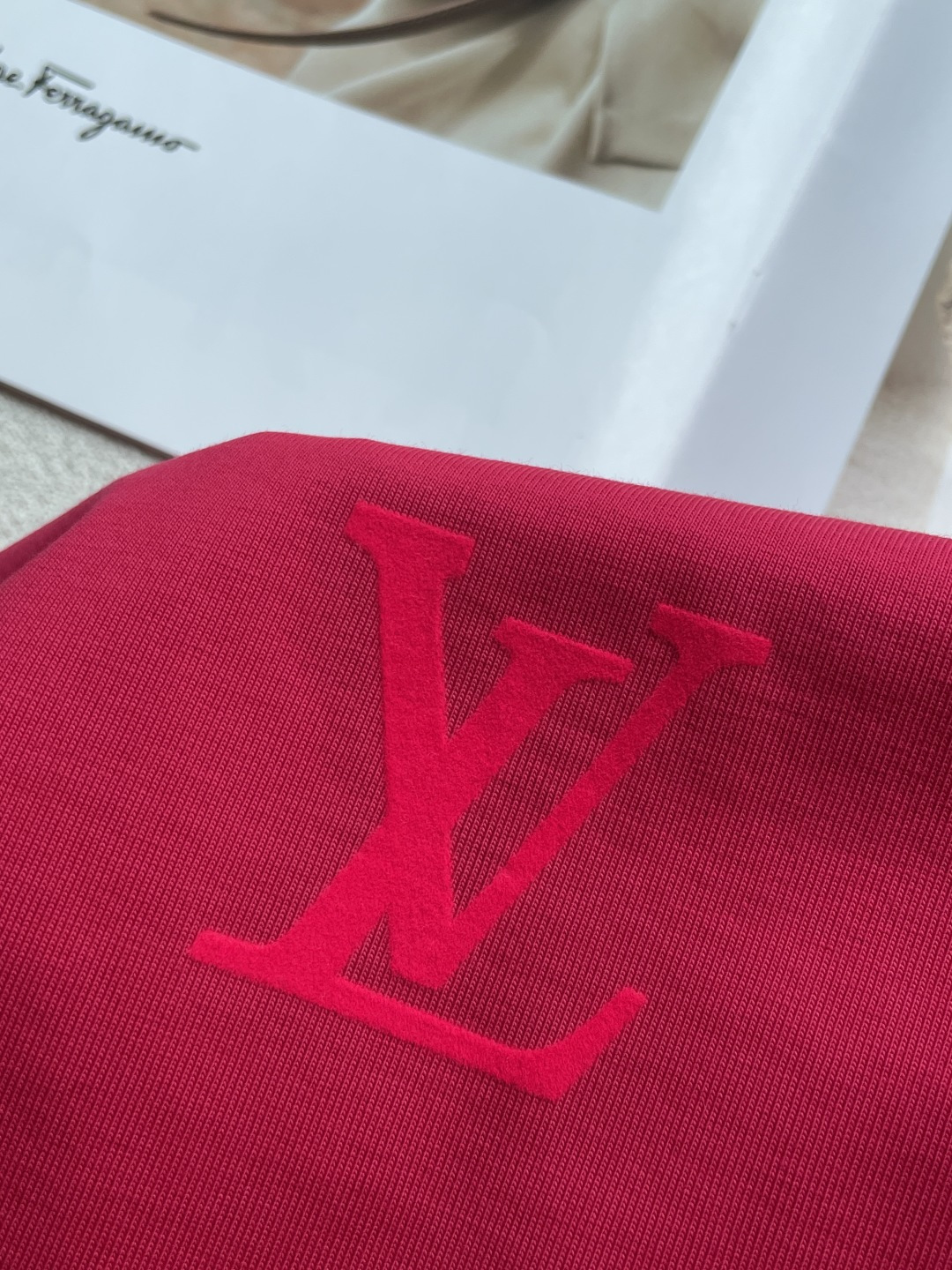 Lv 2026春夏新款首发专柜最新款短袖圆领T恤 高端订制 设计前卫时尚！品牌logo重工艺设计 高端定
