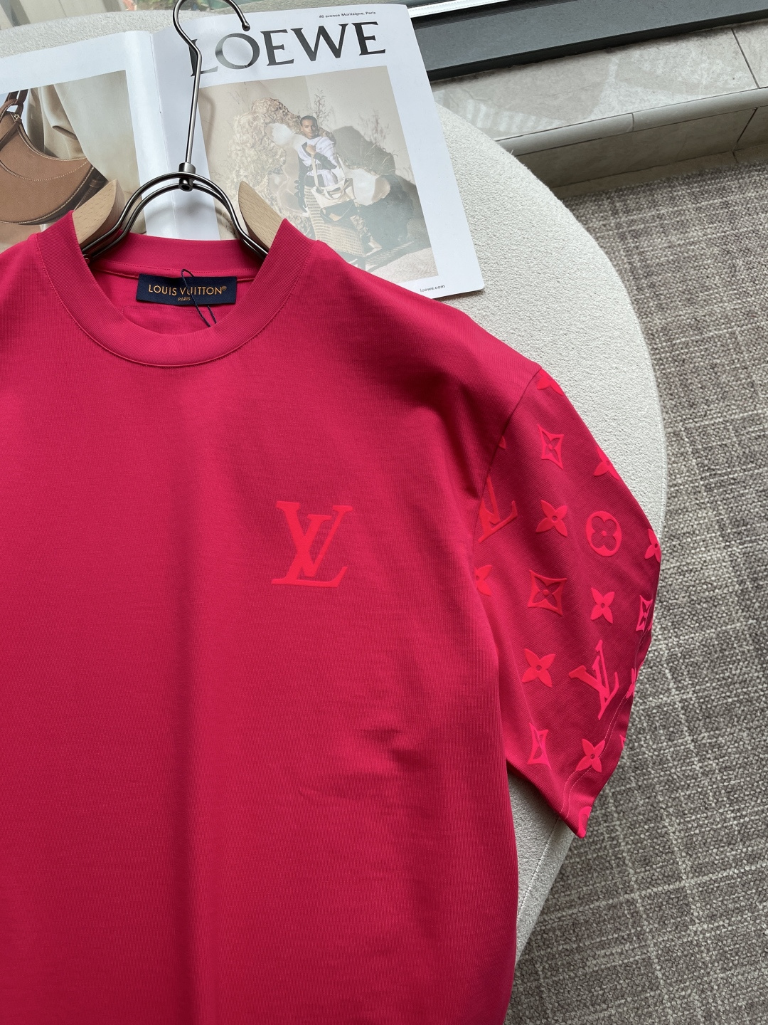 Lv 2026春夏新款首发专柜最新款短袖圆领T恤 高端订制 设计前卫时尚！品牌logo重工艺设计 高端定