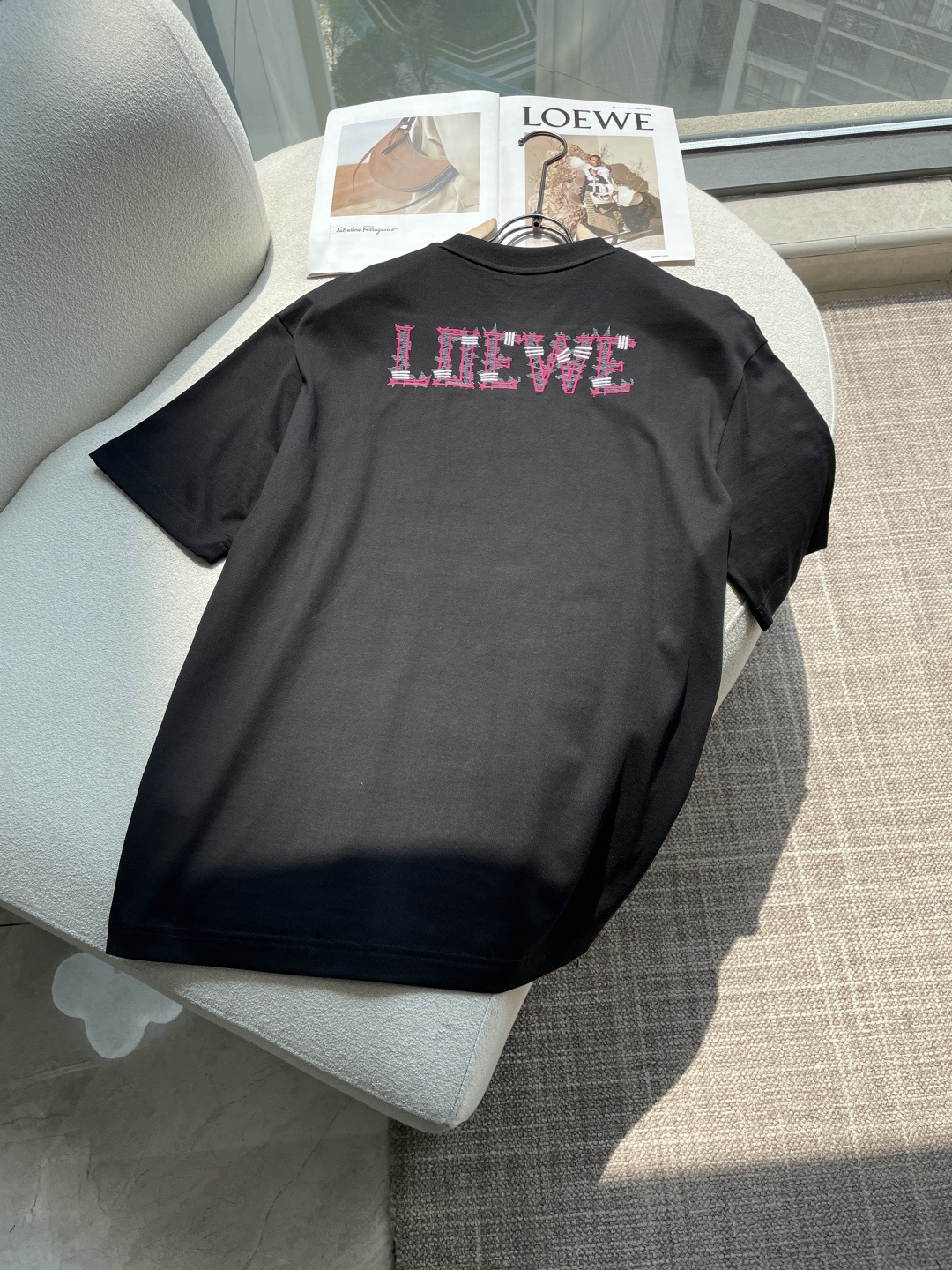 Loewe 2026春夏新款首发专柜最新款短袖圆领T恤 高端订制 设计前卫时尚！品牌logo重工艺设计 