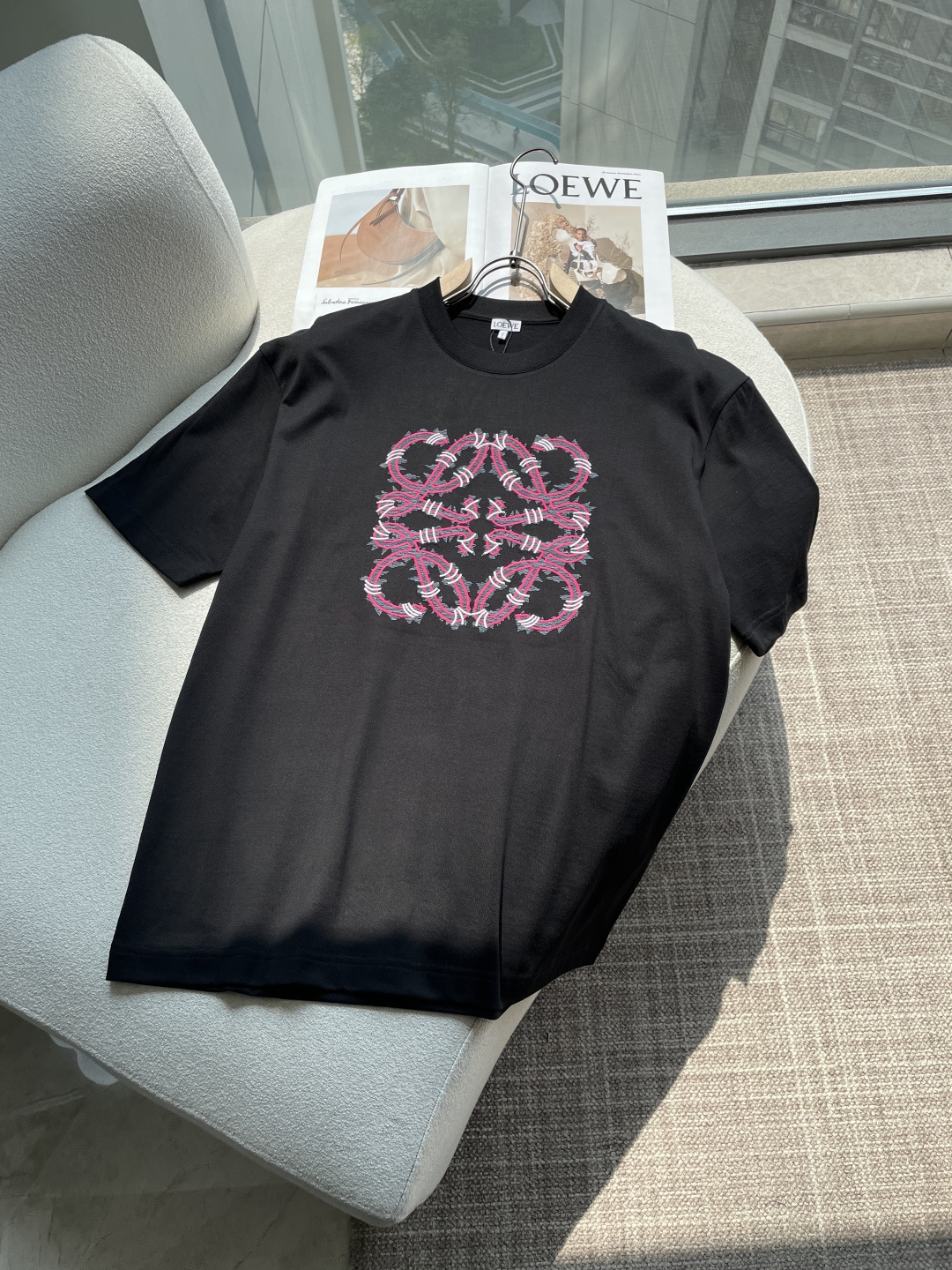 Loewe 2026春夏新款首发专柜最新款短袖圆领T恤 高端订制 设计前卫时尚！品牌logo重工艺设计 