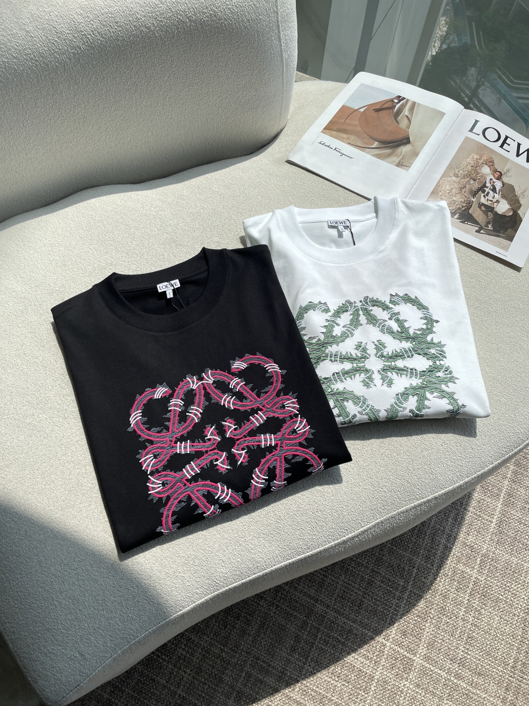 Loewe 2026春夏新款首发专柜最新款短袖圆领T恤 高端订制 设计前卫时尚！品牌logo重工艺设计 