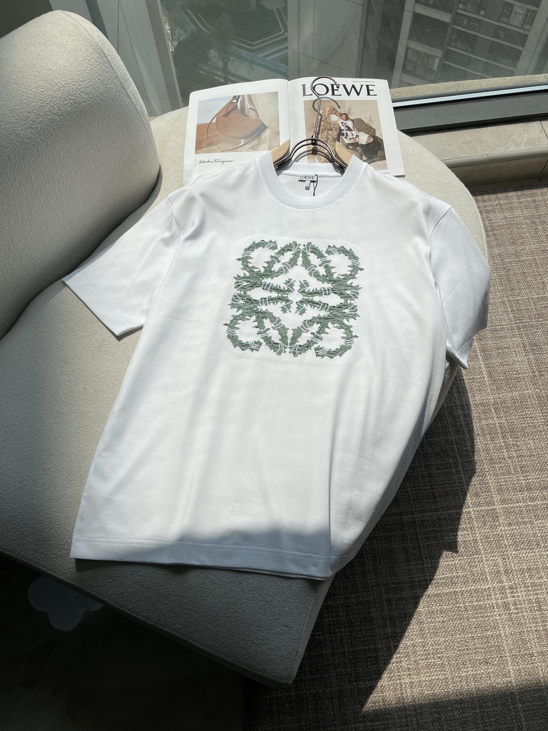 Loewe 2026春夏新款首发专柜最新款短袖圆领T恤 高端订制 设计前卫时尚！品牌logo重工艺设计 