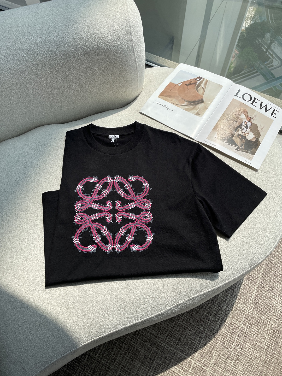 Loewe 2026春夏新款首发专柜最新款短袖圆领T恤 高端订制 设计前卫时尚！品牌logo重工艺设计 