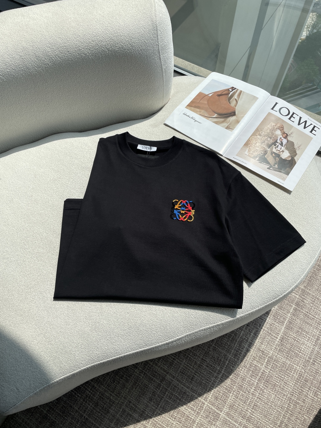 Loewe 2026春夏新款首发专柜最新款短袖圆领T恤 高端订制 设计前卫时尚！品牌logo重工艺设计 