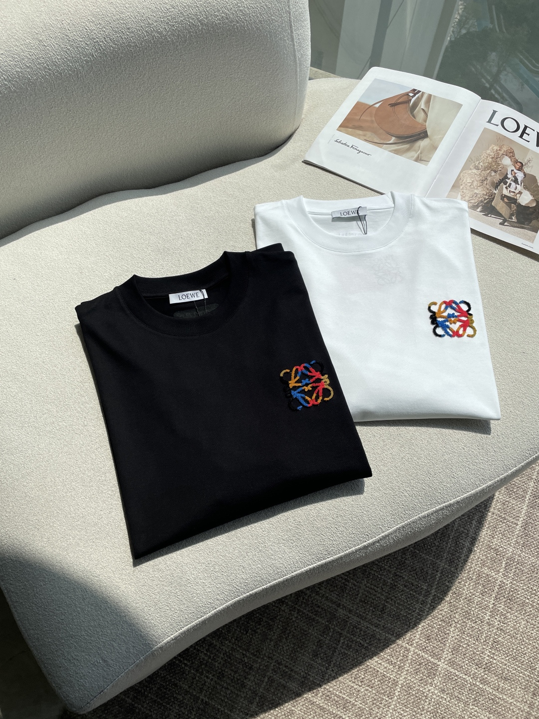 Loewe 2026春夏新款首发专柜最新款短袖圆领T恤 高端订制 设计前卫时尚！品牌logo重工艺设计 