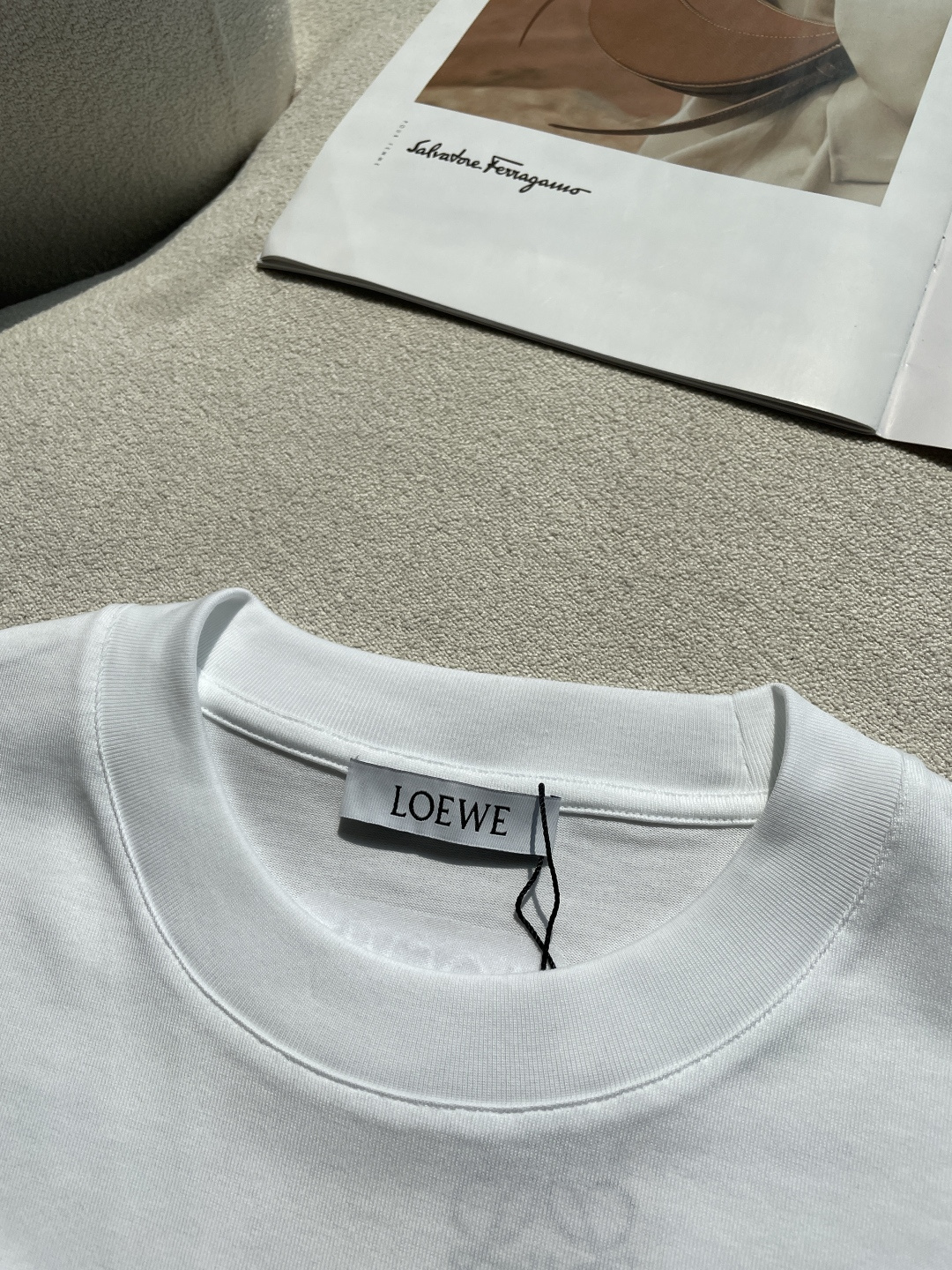 Loewe 2026春夏新款首发专柜最新款短袖圆领T恤 高端订制 设计前卫时尚！品牌logo重工艺设计 