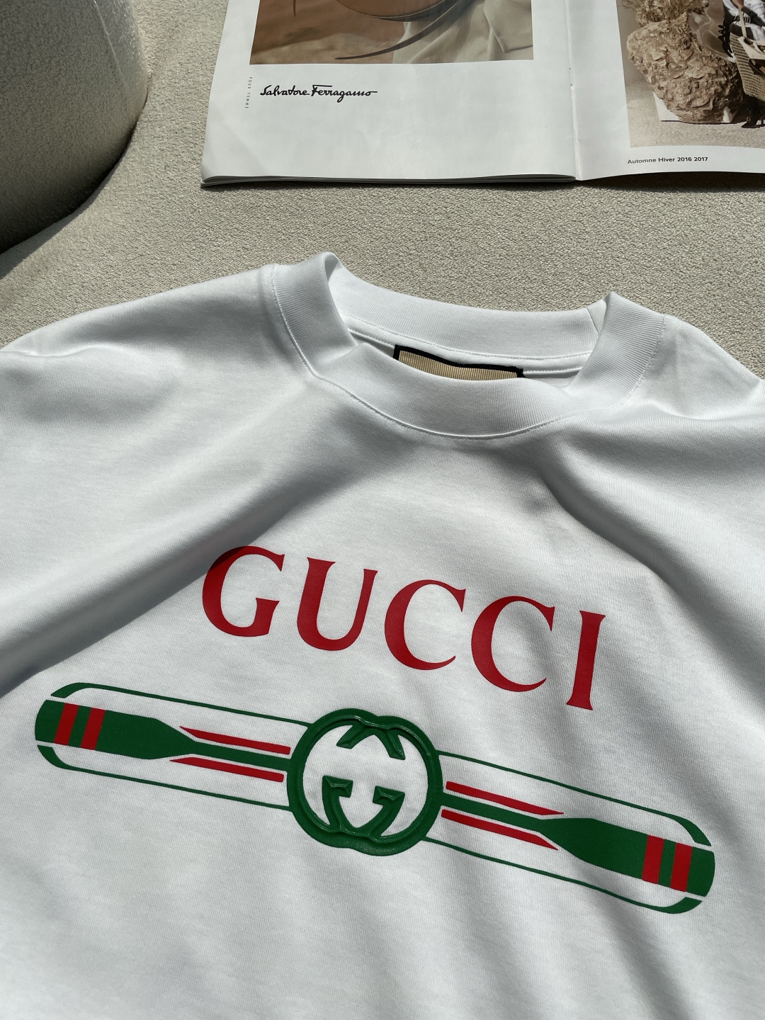 Gucc 2026春夏新款首发专柜最新款短袖圆领T恤 高端订制 设计前卫时尚！品牌logo重工艺设计 高