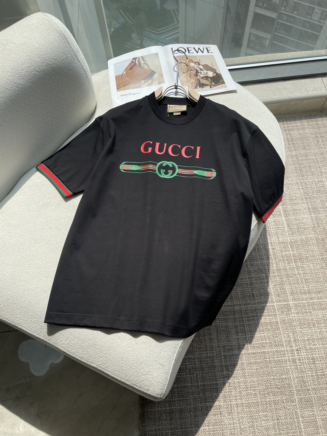 Gucc 2026春夏新款首发专柜最新款短袖圆领T恤 高端订制 设计前卫时尚！品牌logo重工艺设计 高