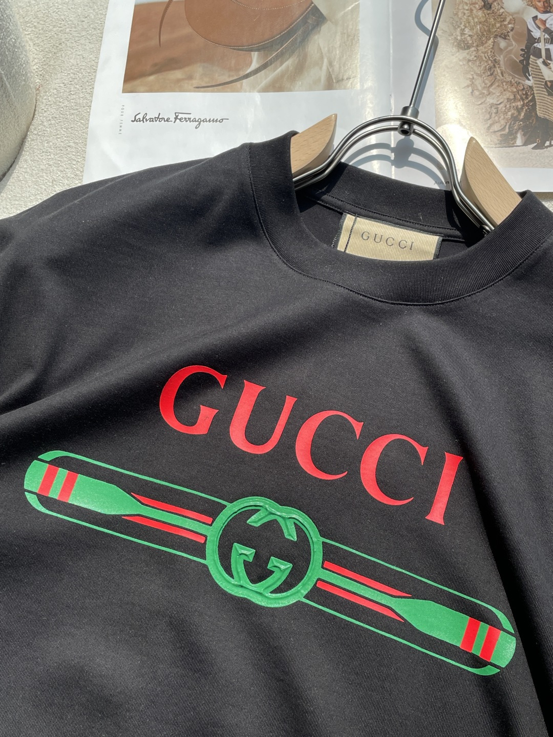 Gucc 2026春夏新款首发专柜最新款短袖圆领T恤 高端订制 设计前卫时尚！品牌logo重工艺设计 高