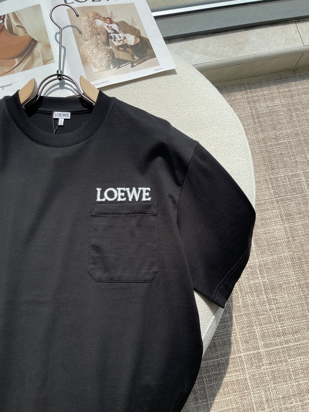 Loewe 2026春夏新款首发专柜最新款短袖圆领T恤 高端订制 设计前卫时尚！品牌logo重工艺设计 
