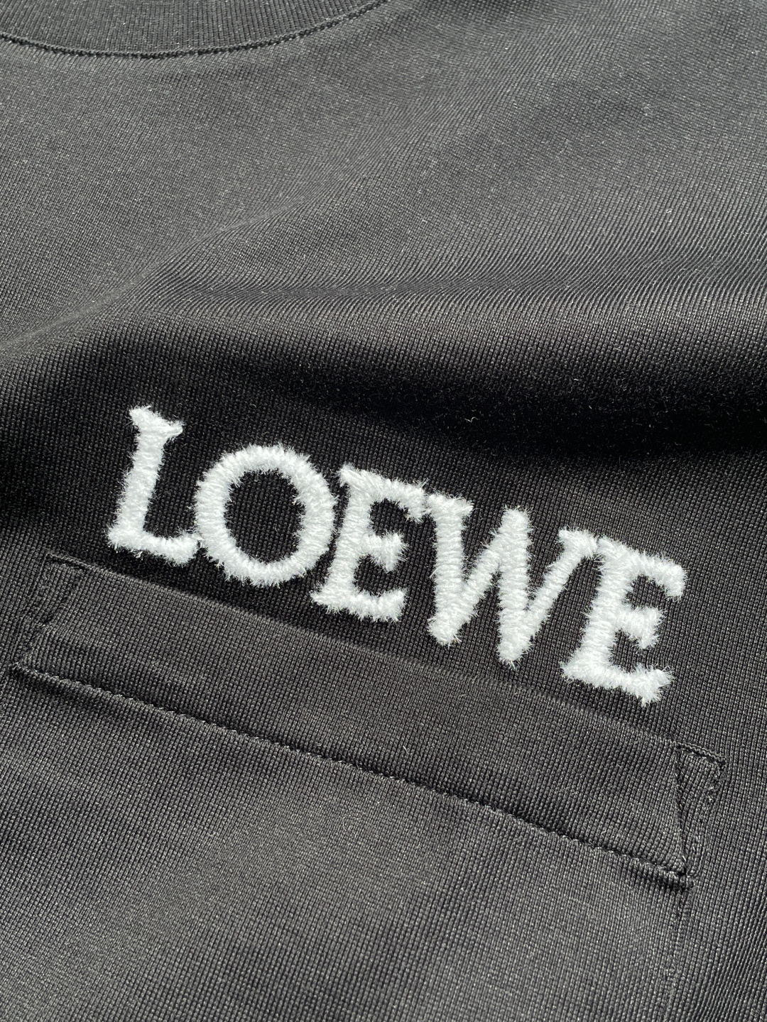 Loewe 2026春夏新款首发专柜最新款短袖圆领T恤 高端订制 设计前卫时尚！品牌logo重工艺设计 