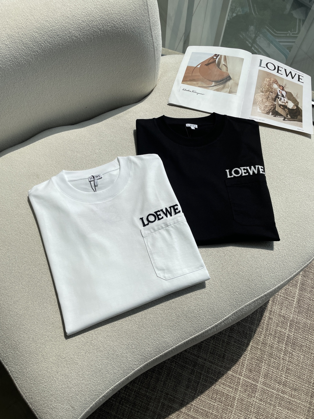 Loewe 2026春夏新款首发专柜最新款短袖圆领T恤 高端订制 设计前卫时尚！品牌logo重工艺设计 