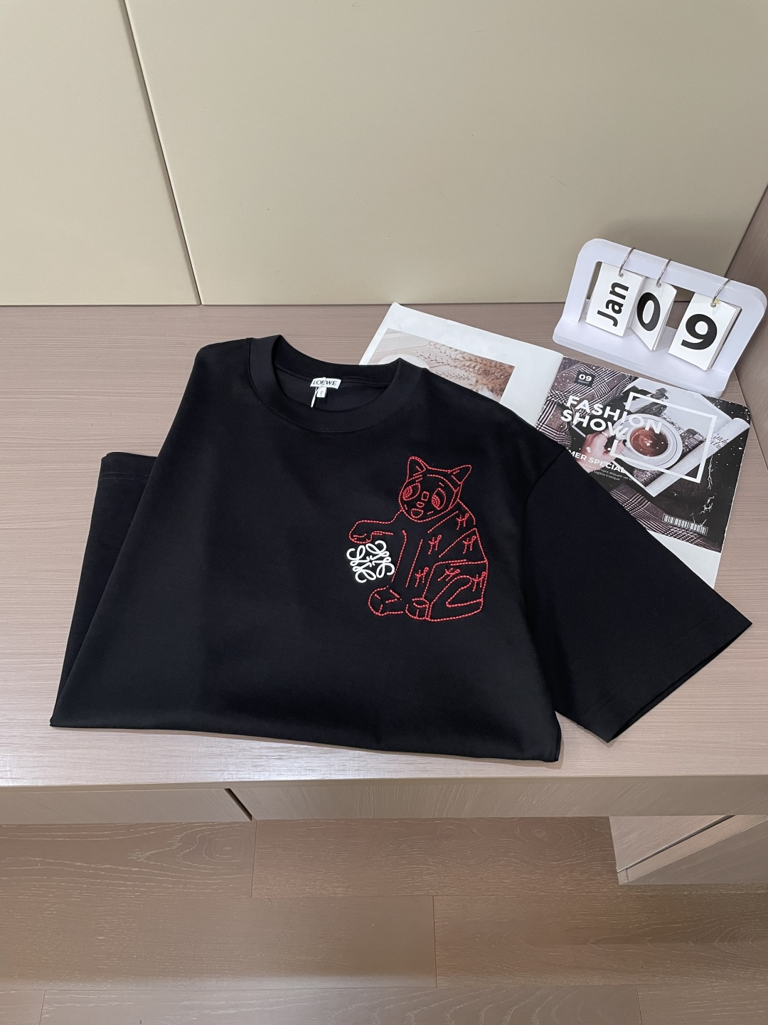 Loewe 2026春夏新款首发专柜最新款短袖圆领T恤 高端订制 设计前卫时尚！品牌logo重工艺设计 