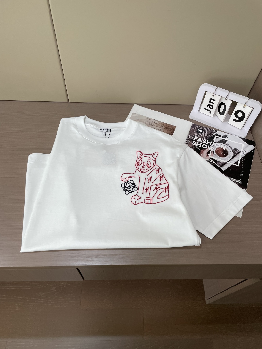 Loewe 2026春夏新款首发专柜最新款短袖圆领T恤 高端订制 设计前卫时尚！品牌logo重工艺设计 