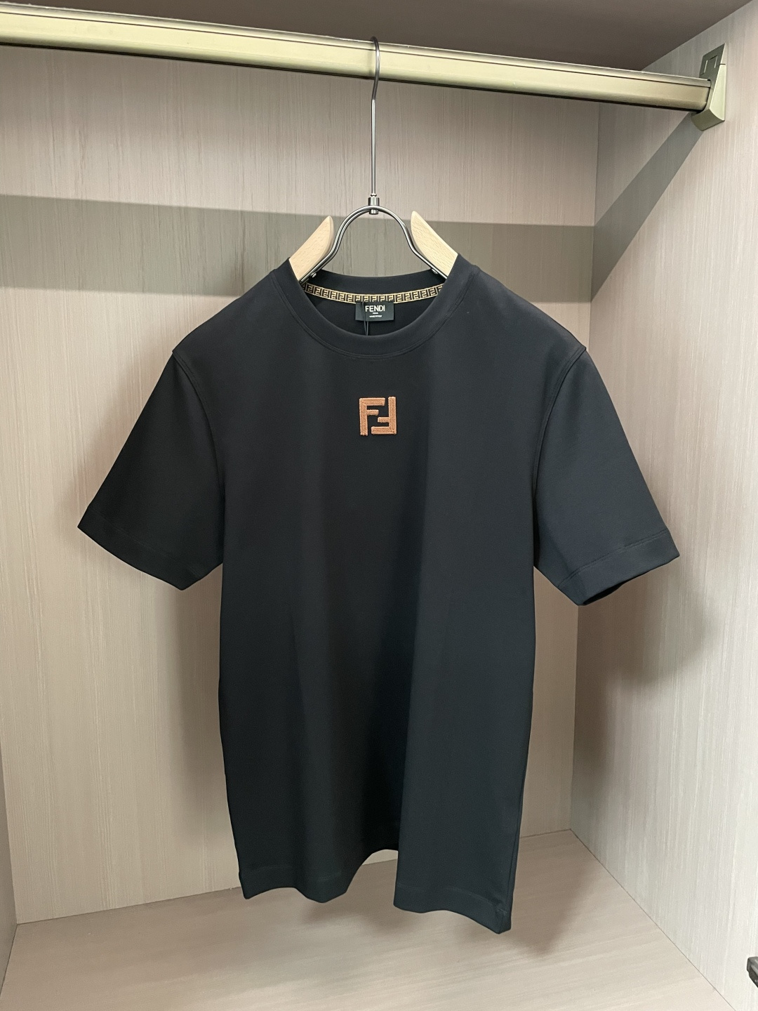 FD 2026春夏新款首发专柜最新款短袖圆领T恤 高端订制 设计前卫时尚！品牌logo重工艺设计 高端定
