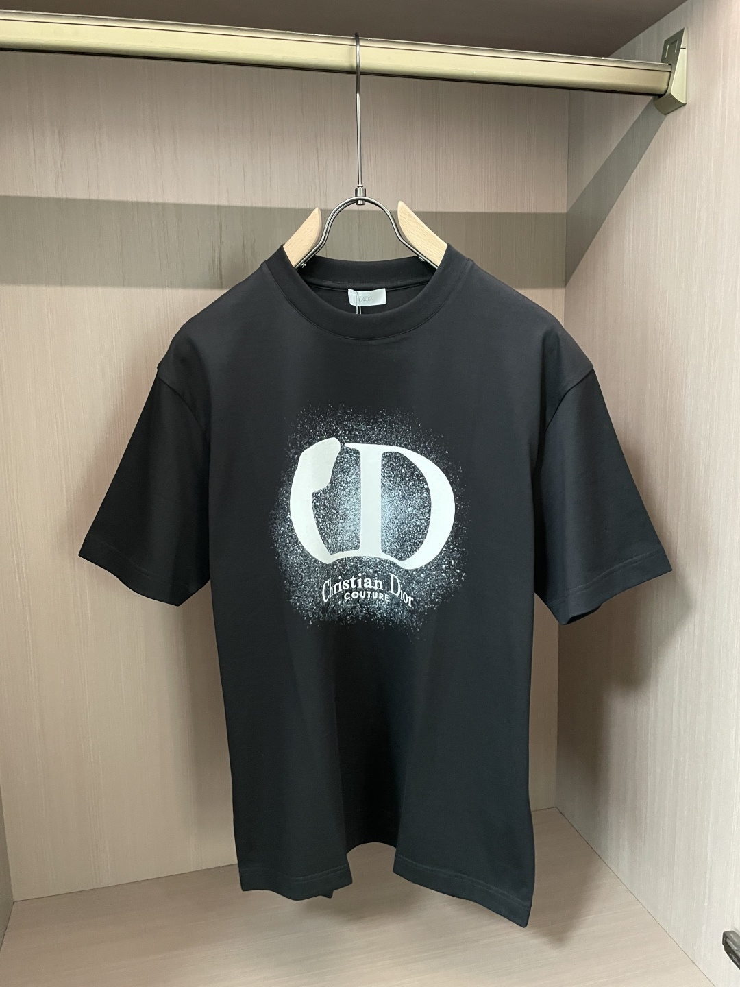 D奥 2026春夏新款首发专柜最新款短袖圆领T恤 高端订制 设计前卫时尚！品牌logo重工艺设计 高端定