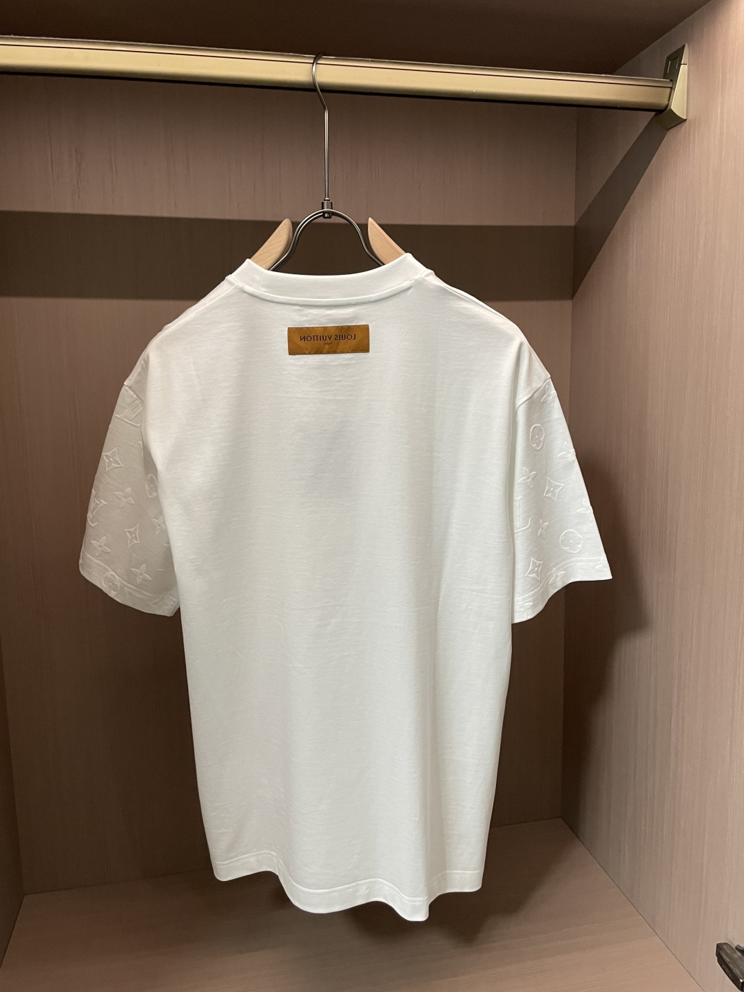 Lv 2026春夏新款首发专柜最新款短袖圆领T恤 高端订制 设计前卫时尚！品牌logo重工艺设计 高端定