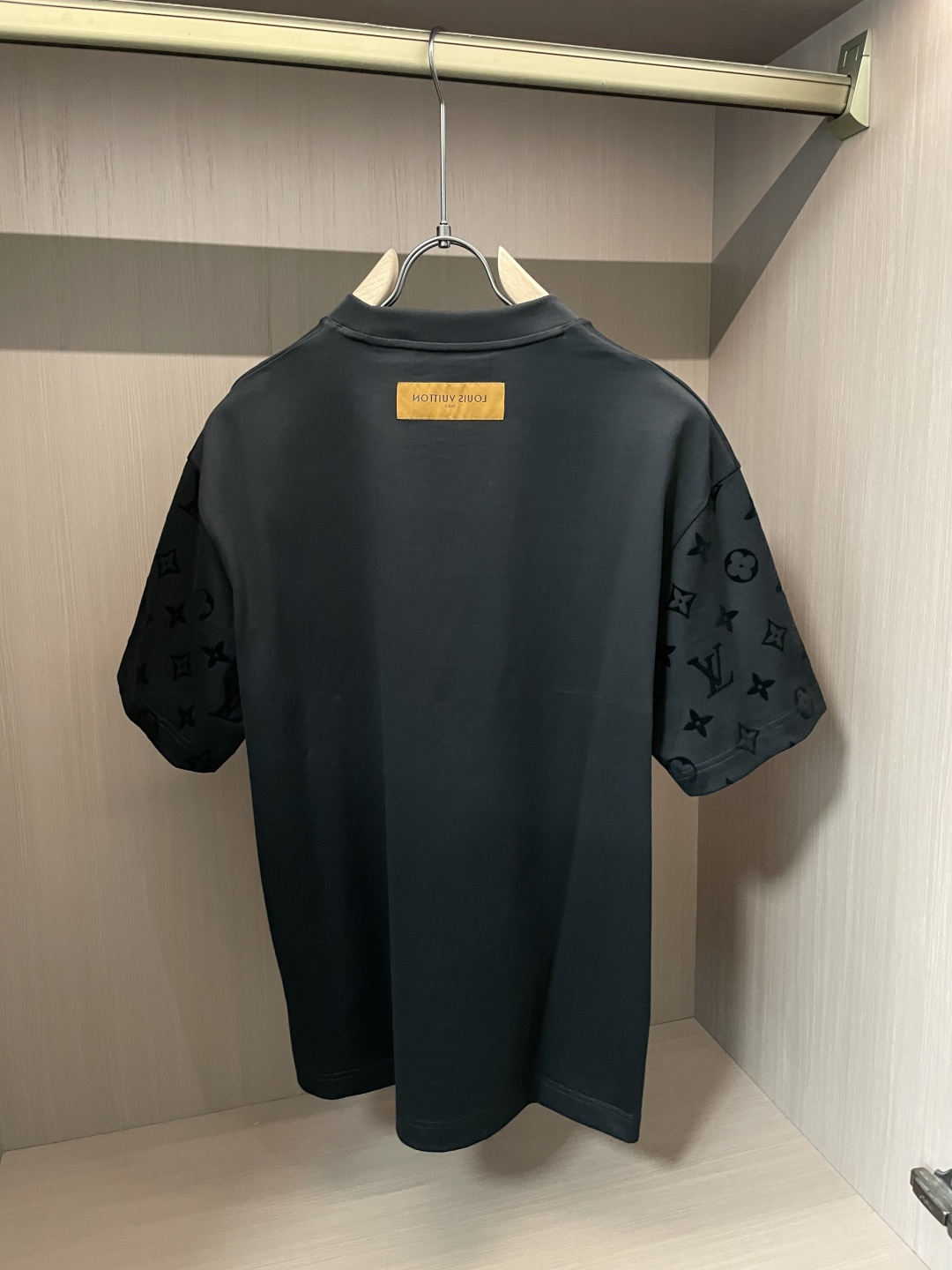 Lv 2026春夏新款首发专柜最新款短袖圆领T恤 高端订制 设计前卫时尚！品牌logo重工艺设计 高端定