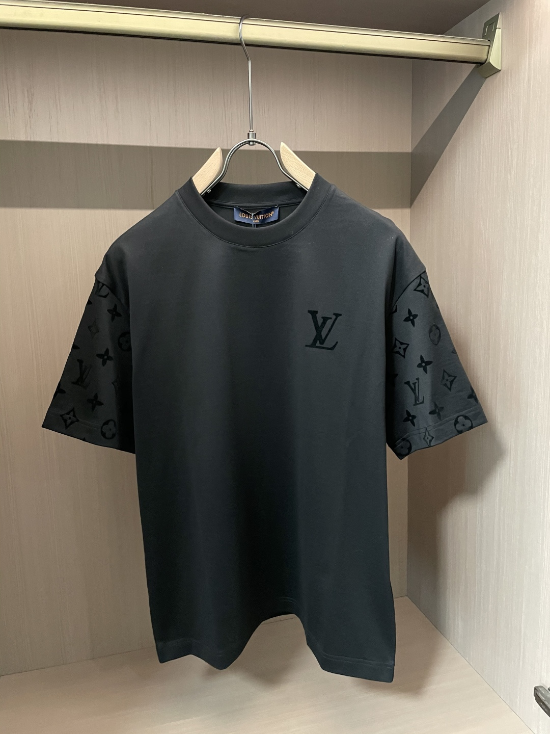 Lv 2026春夏新款首发专柜最新款短袖圆领T恤 高端订制 设计前卫时尚！品牌logo重工艺设计 高端定