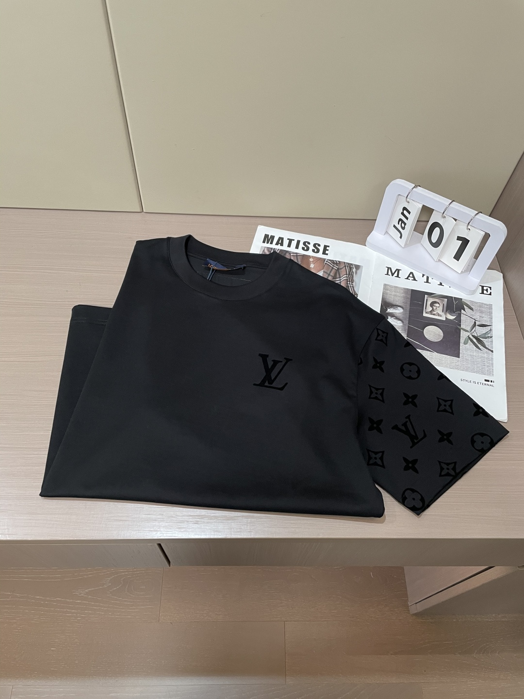Lv 2026春夏新款首发专柜最新款短袖圆领T恤 高端订制 设计前卫时尚！品牌logo重工艺设计 高端定