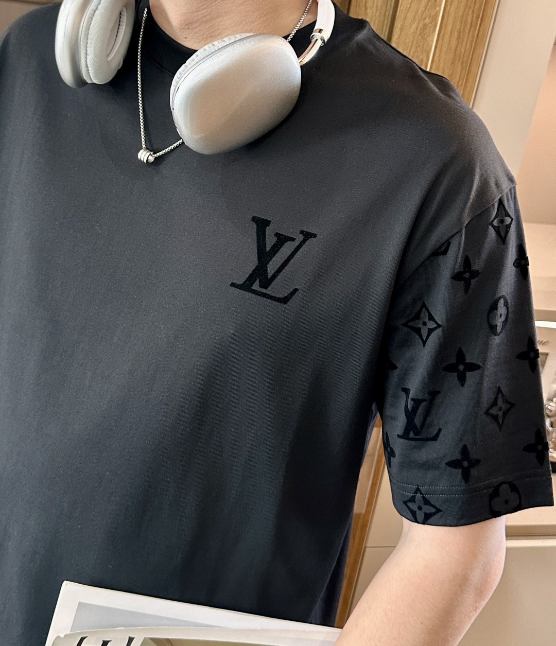 Lv 2026春夏新款首发专柜最新款短袖圆领T恤 高端订制 设计前卫时尚！品牌logo重工艺设计 高端定