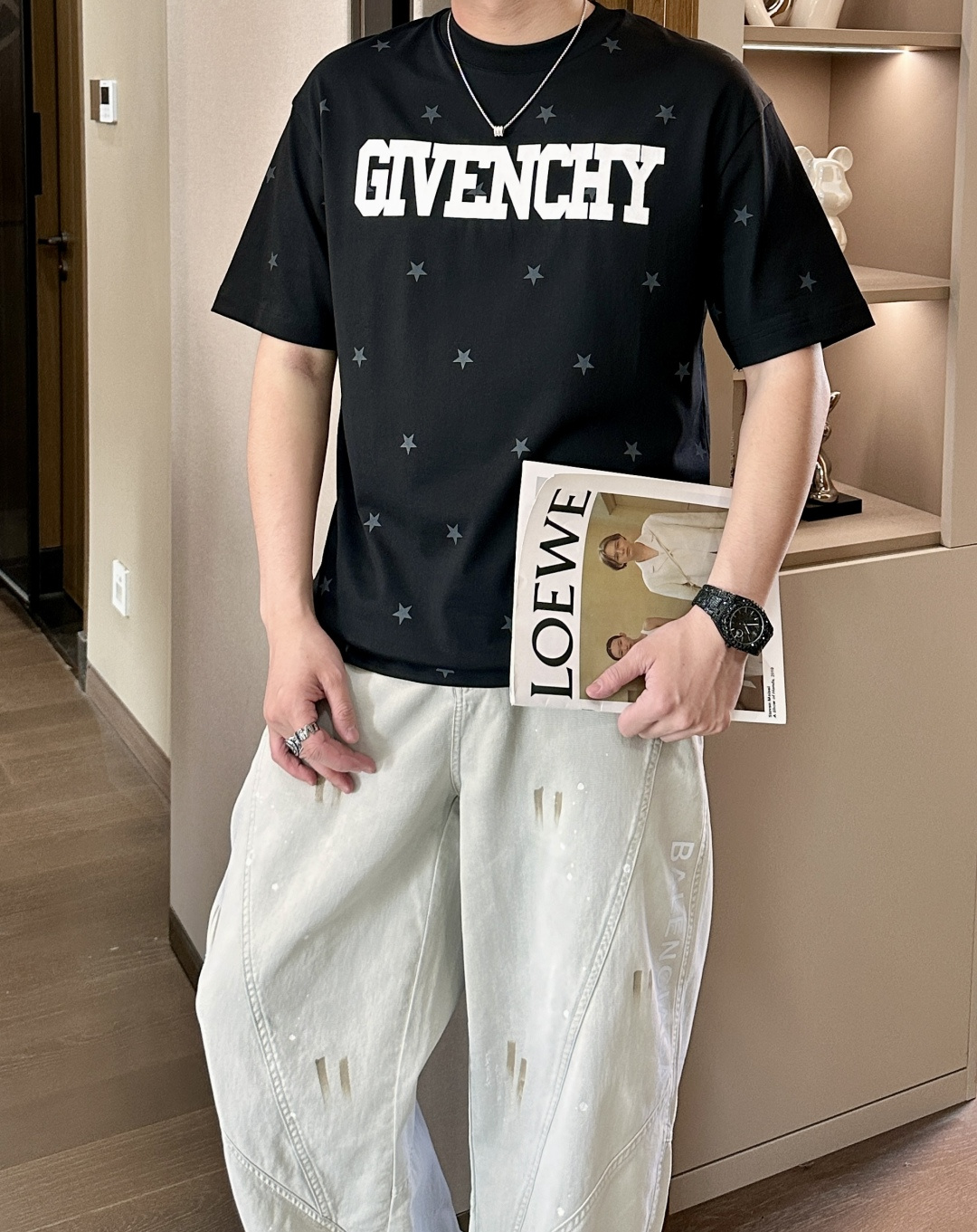 NO:758186,Givenchy's 2026 spring and summer new style debut counter, the latest short-sleeved round neck T-shirt, high-end customization, avant-garde and fashionable design!  Brand logo emphasizes craftsmanship design. High-end customized 100% cotton top-grade mercerized fabric. Soft to the touch. Comfortable to wear. Exquisite stitching at the counter level. Fine workmanship. The upper body effect is incomparably handsome!  A must-have item for a stylish man!  Size M-3XL,,givenchy,T-shirt,tees,t-shirt,19860909纪梵希 2026春夏新款首发专柜最新款短袖圆领T恤 高端订制 设计前卫时尚！品牌logo重工艺设计 高端定制百分百棉顶级丝光面料.手感柔软.穿着舒适.专柜级别精致车线.做工精细.上身效果无敌帅气！型男必备单品！ 码数M-3XL,,givenchy,T-shirt,tees，t-shirt,,Men's clothing