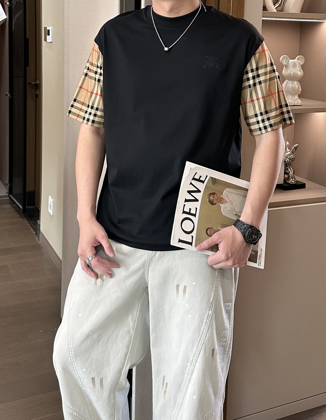 NO:758193,Bur 2026 spring and summer new style debut counter latest short-sleeved round neck T-shirt high-end custom design avant-garde fashion!  Brand logo emphasizes craftsmanship design. High-end customized 100% cotton top-grade mercerized fabric. Soft to the touch. Comfortable to wear. Exquisite stitching at the counter level. Fine workmanship. The upper body effect is incomparably handsome!  A must-have item for a stylish man!  Size M-3XL,,burberry,T-shirt,tees,t-shirt,19860909Bur 2026春夏新款首发专柜最新款短袖圆领T恤 高端订制 设计前卫时尚！品牌logo重工艺设计 高端定制百分百棉顶级丝光面料.手感柔软.穿着舒适.专柜级别精致车线.做工精细.上身效果无敌帅气！型男必备单品！ 码数M-3XL,,burberry,T-shirt,tees，t-shirt,,Men's clothing