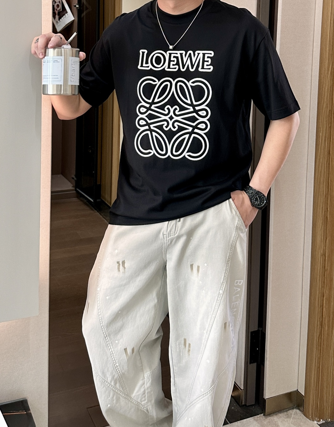 NO:758216,Loewe 2026 spring and summer new style debut counter latest short-sleeved round neck T-shirt high-end custom design avant-garde fashion!  Brand logo emphasizes craftsmanship design. High-end customized 100% cotton top-grade mercerized fabric. Soft to the touch. Comfortable to wear. Exquisite stitching at the counter level. Fine workmanship. The upper body effect is incomparably handsome!  A must-have item for a stylish man!  Size M-3XL,,loewe,T-shirt,tees,t-shirt,19860909Loewe 2026春夏新款首发专柜最新款短袖圆领T恤 高端订制 设计前卫时尚！品牌logo重工艺设计 高端定制百分百棉顶级丝光面料.手感柔软.穿着舒适.专柜级别精致车线.做工精细.上身效果无敌帅气！型男必备单品！ 码数M-3XL,,loewe,T-shirt,tees，t-shirt,,Men's clothing