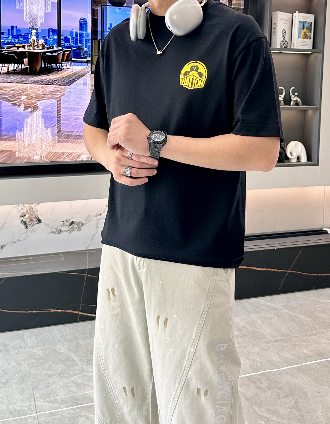 NO:758224,Lv 2026 spring and summer new style debut counter, the latest short-sleeved round neck T-shirt, high-end customization, avant-garde and fashionable design!  Brand logo emphasizes craftsmanship design. High-end customized 100% cotton top-grade mercerized fabric. Soft to the touch. Comfortable to wear. Exquisite stitching at the counter level. Fine workmanship. The upper body effect is incomparably handsome!  A must-have item for a stylish man!  Size M-3XL,,louis vuitton,T-shirt,tees,t-shirt,19860909Lv 2026春夏新款首发专柜最新款短袖圆领T恤 高端订制 设计前卫时尚！品牌logo重工艺设计 高端定制百分百棉顶级丝光面料.手感柔软.穿着舒适.专柜级别精致车线.做工精细.上身效果无敌帅气！型男必备单品！ 码数M-3XL,,louis vuitton,T-shirt,tees，t-shirt,,Men's clothing