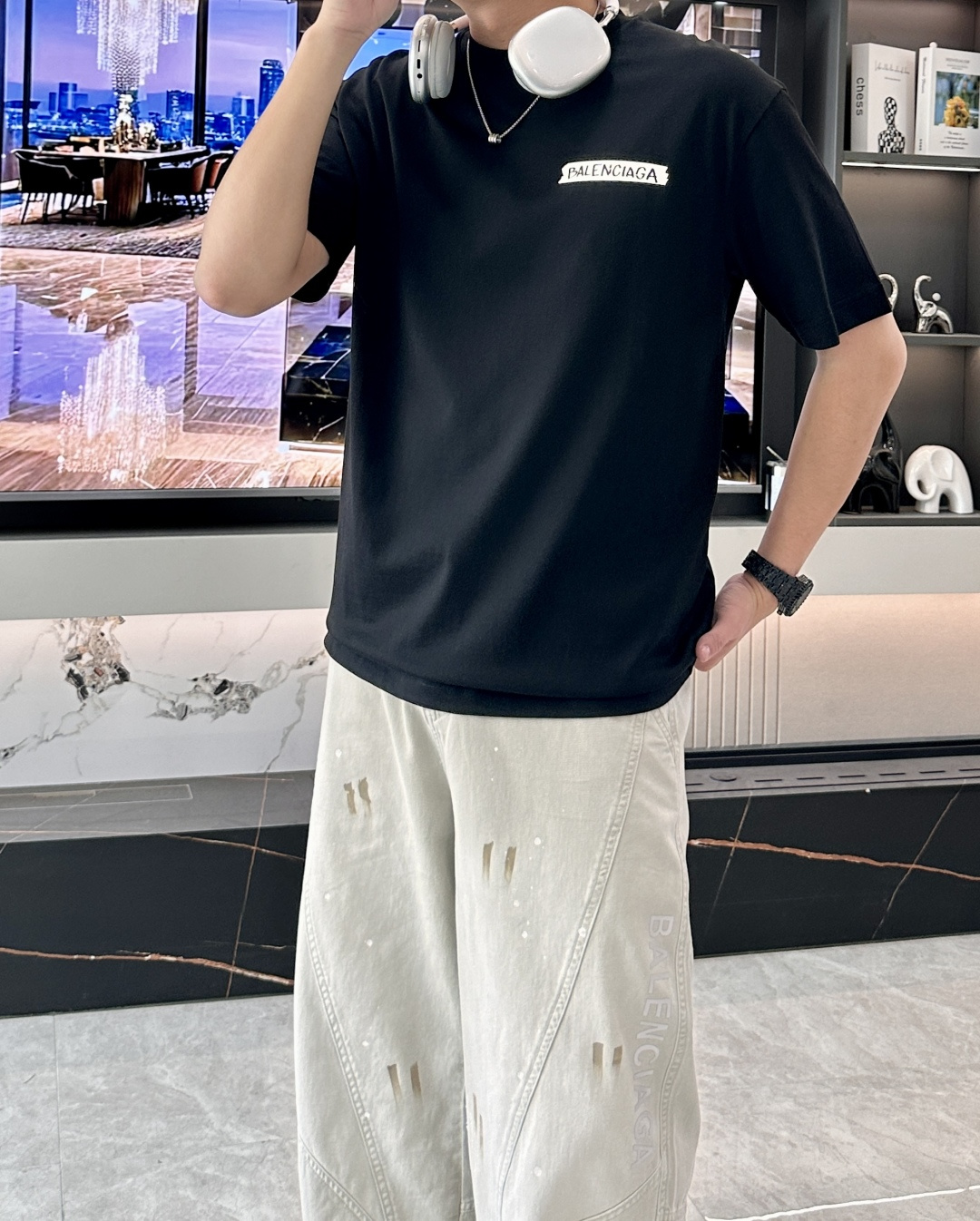 NO:758231,Paris 2026 spring and summer new style debut counter latest short-sleeved round neck T-shirt, high-end customization, avant-garde and fashionable design!  Brand logo emphasizes craftsmanship design. High-end customized 100% cotton top-grade mercerized fabric. Soft to the touch. Comfortable to wear. Exquisite stitching at the counter level. Fine workmanship. The upper body effect is incomparably handsome!  A must-have item for a stylish man!  Size M-3XL,,T-shirt,tees,t-shirt,19860909巴黎 2026春夏新款首发专柜最新款短袖圆领T恤 高端订制 设计前卫时尚！品牌logo重工艺设计 高端定制百分百棉顶级丝光面料.手感柔软.穿着舒适.专柜级别精致车线.做工精细.上身效果无敌帅气！型男必备单品！ 码数M-3XL,,T-shirt,tees，t-shirt,,Men's clothing