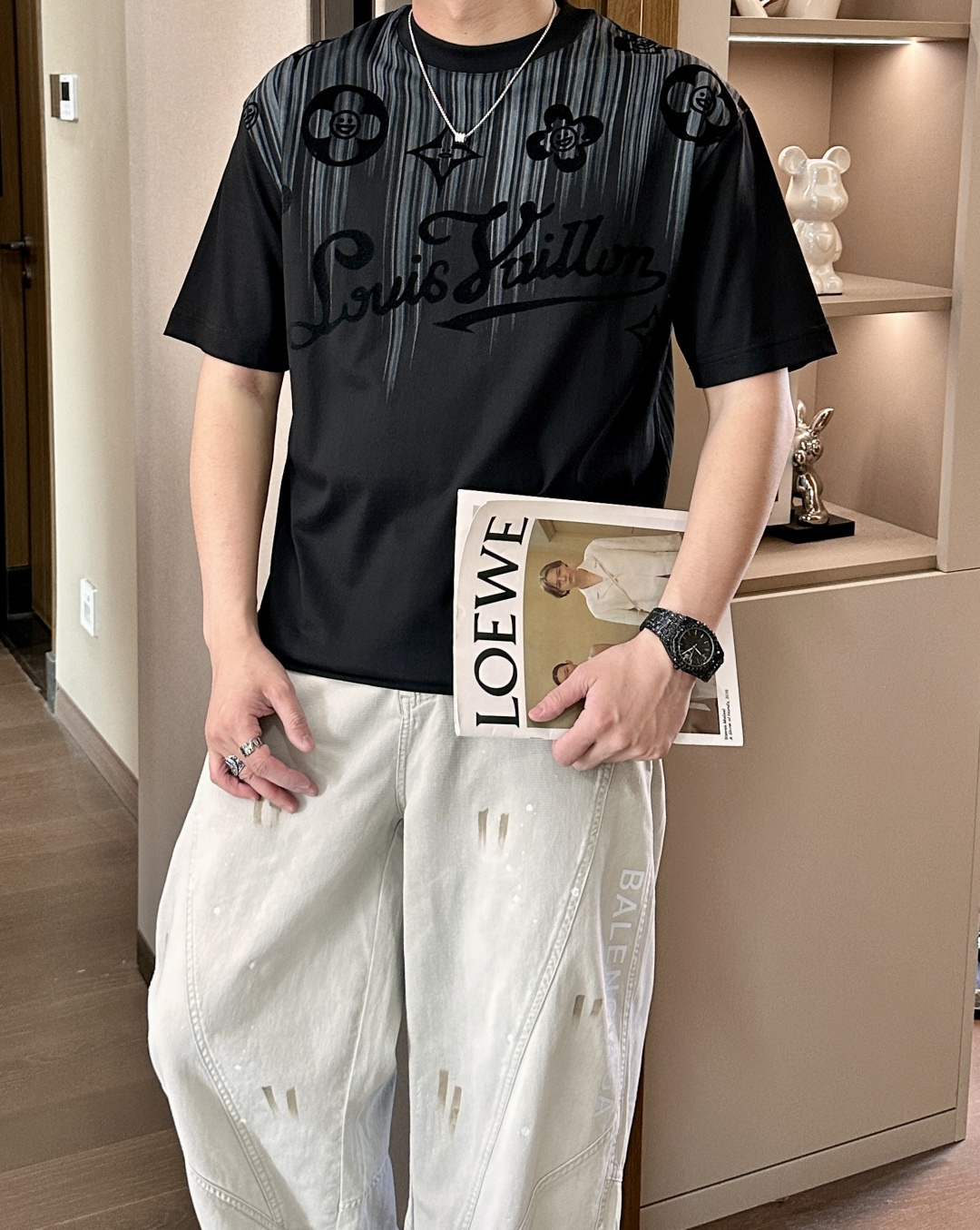 NO:758238,Lv 2026 spring and summer new style debut counter, the latest short-sleeved round neck T-shirt, high-end customization, avant-garde and fashionable design!  Brand logo emphasizes craftsmanship design. High-end customized 100% cotton top-grade mercerized fabric. Soft to the touch. Comfortable to wear. Exquisite stitching at the counter level. Fine workmanship. The upper body effect is incomparably handsome!  A must-have item for a stylish man!  Size M-3XL,,louis vuitton,T-shirt,tees,t-shirt,19860909Lv 2026春夏新款首发专柜最新款短袖圆领T恤 高端订制 设计前卫时尚！品牌logo重工艺设计 高端定制百分百棉顶级丝光面料.手感柔软.穿着舒适.专柜级别精致车线.做工精细.上身效果无敌帅气！型男必备单品！ 码数M-3XL,,louis vuitton,T-shirt,tees，t-shirt,,Men's clothing