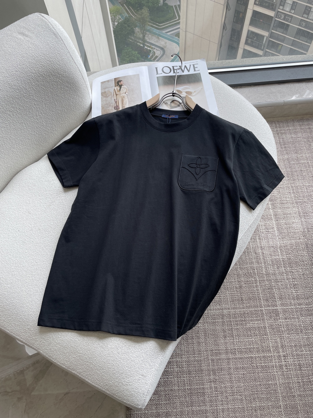 NO:758359,Lv The same style as the official website. The same style as the official website. The same style as the official website. Highly recommended!  2026ss new summer clothing products are on sale at counters. The latest series of graphic logo short-sleeved T-shirts are a must-have for everyone!  Imported top quality combed cotton fabric, extremely skin-friendly and comfortable. It feels very delicate, has a good texture, and perfectly embodies the three-dimensional effect. It is in line with the brand's consistent design style. It is a very good overall product and can be worn alone. Sizes are s-xl, Louis Vuitton, T-shirt, tees, t-shirt,19860909Lv 官网同款 官网同款 官网同款 重磅推荐！2026ss夏装新品 专柜在售 最新系列图案logo短袖T恤 必须人手一件的节奏！进口顶极精梳棉面料,极为亲肤舒适 摸上去非常的细腻,质感很好,完美体现立体感 符合品牌一贯设计风格,整体非常不错的一款,内搭单穿都完全没问题 尺码 s-xl,,louis vuitton,T-shirt,tees，t-shirt,,Men's clothing