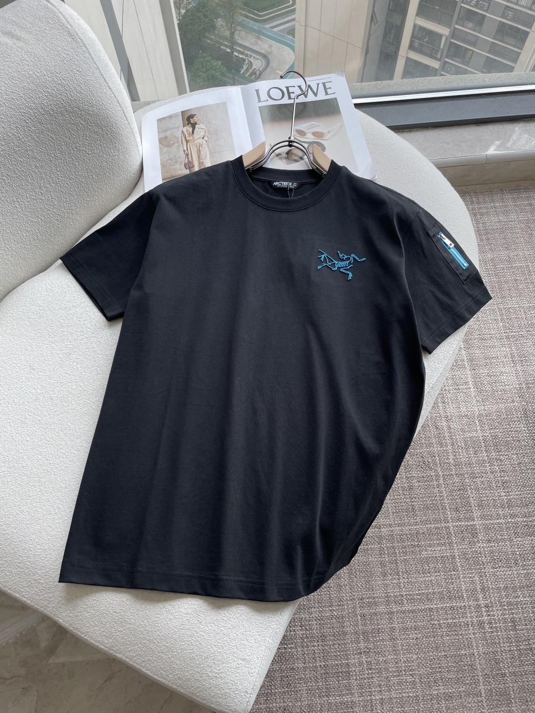 NO:758375,Archaeopteryx Same style as the official website Same style as the official website Same style as the official website Highly recommended!  2026ss new summer clothing products are on sale at counters. The latest series of graphic logo short-sleeved T-shirts are a must-have for everyone!  Imported top-quality combed cotton fabric, extremely skin-friendly and comfortable. It feels very delicate, has a good texture, and perfectly embodies the three-dimensional effect. It is in line with the brand's consistent design style. It is a very good overall product. It can be worn alone without any problem. Sizes: s-xl, arc'teryx, T-shirt, tees, t-shirt,19860909始祖鸟 官网同款 官网同款 官网同款 重磅推荐！2026ss夏装新品 专柜在售 最新系列图案logo短袖T恤 必须人手一件的节奏！进口顶极精梳棉面料,极为亲肤舒适 摸上去非常的细腻,质感很好,完美体现立体感 符合品牌一贯设计风格,整体非常不错的一款,内搭单穿都完全没问题 尺码 s-xl,arc'teryx,T-shirt,tees，t-shirt,,Men's clothing