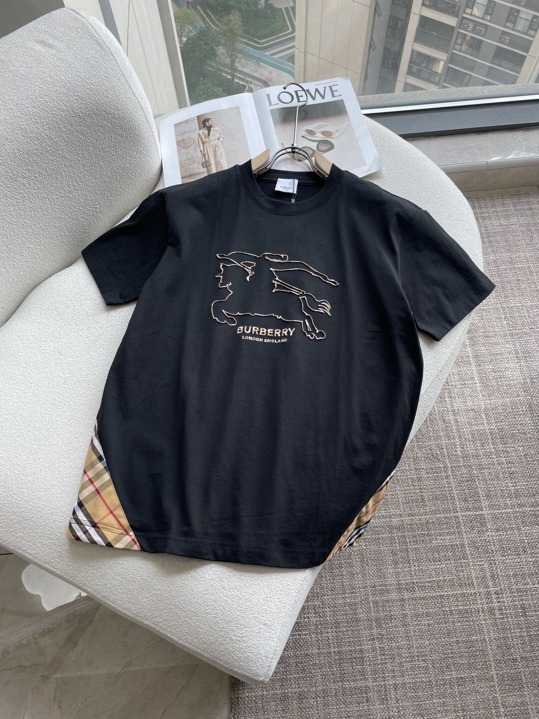 NO:758382,The same style as the Bur official website. The same style as the official website. The same style as the official website. Highly recommended!  2026ss new summer clothing products are on sale at counters. The latest series of graphic logo short-sleeved T-shirts are a must-have for everyone!  Imported top-grade combed cotton fabric, extremely skin-friendly and comfortable. It feels very delicate, has a good texture, and perfectly reflects the three-dimensional effect. It is in line with the brand's consistent design style. It is a very good overall product. It can be worn alone without any problem. Sizes are s-xl, burberry, T-shirt, tees, t-shirt,19860909Bur 官网同款 官网同款 官网同款 重磅推荐！2026ss夏装新品 专柜在售 最新系列图案logo短袖T恤 必须人手一件的节奏！进口顶极精梳棉面料,极为亲肤舒适 摸上去非常的细腻,质感很好,完美体现立体感 符合品牌一贯设计风格,整体非常不错的一款,内搭单穿都完全没问题 尺码 s-xl,,burberry,T-shirt,tees，t-shirt,,Men's clothing