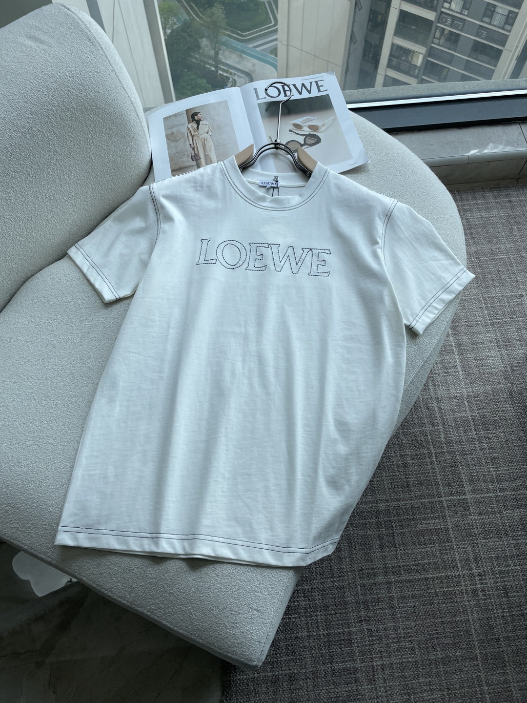 NO:758389,Same style as Loewe official website Same style as official website Same style as official website Highly recommended!  2026ss new summer clothing products are on sale at counters. The latest series of graphic logo short-sleeved T-shirts are a must-have for everyone!  Imported top quality combed cotton fabric, extremely skin-friendly and comfortable. It feels very delicate and has a good texture, which perfectly embodies the three-dimensional effect. It is in line with the brand's consistent design style. It is a very good overall product and can be worn alone without any problem. Sizes are s-xl, loewe, T-shirt, tees, t-shirt,19860909Loewe 官网同款 官网同款 官网同款 重磅推荐！2026ss夏装新品 专柜在售 最新系列图案logo短袖T恤 必须人手一件的节奏！进口顶极精梳棉面料,极为亲肤舒适 摸上去非常的细腻,质感很好,完美体现立体感 符合品牌一贯设计风格,整体非常不错的一款,内搭单穿都完全没问题 尺码 s-xl,,loewe,T-shirt,tees，t-shirt,,Men's clothing