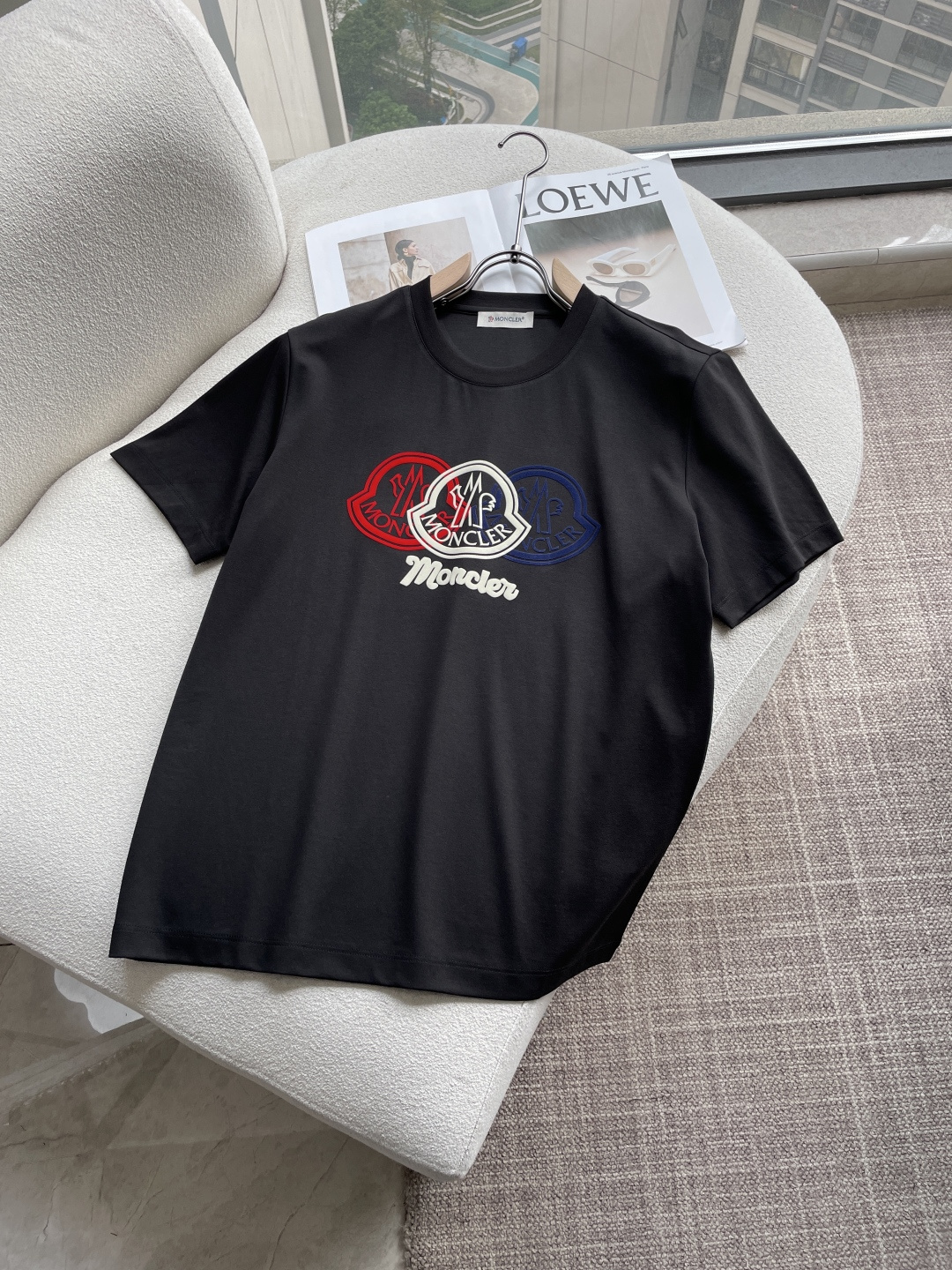 NO:758395,Mengkou 2026ss new summer clothes are on sale at the counter. The latest series of graphic logo short-sleeved T-shirts are a must-have for everyone!  Imported top-quality mercerized cotton fabric, extremely skin-friendly and comfortable. It feels very delicate, has a good texture, and perfectly reflects the three-dimensional effect. It is in line with the brand's consistent design style. It is a very good overall product and can be worn alone. Sizes M-XXXL, Moncler, T-shirt, tees, t-shirt,19860909蒙口 2026ss夏装新品 专柜在售 最新系列图案logo短袖T恤 必须人手一件的节奏！进口顶极丝光棉面料,极为亲肤舒适 摸上去非常的细腻,质感很好,完美体现立体感 符合品牌一贯设计风格,整体非常不错的一款,内搭单穿都完全没问题 尺码 M-XXXL,,Moncler,T-shirt,tees，t-shirt,,Men's clothing