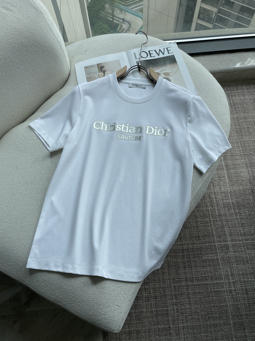 NO:758403,DO's 2026ss new summer wear products are on sale at counters. The latest series of patterned logo short-sleeved T-shirts are a must-have for everyone!  Imported top-quality mercerized cotton fabric, extremely skin-friendly and comfortable. It feels very delicate, has a good texture, and perfectly embodies the three-dimensional effect. It is in line with the brand's consistent design style. It is a very good overall product. It can be worn alone without any problem. Sizes M-XXXL, T-shirt, tees, t-shirt,19860909D奥 2026ss夏装新品 专柜在售 最新系列图案logo短袖T恤 必须人手一件的节奏！进口顶极丝光棉面料,极为亲肤舒适 摸上去非常的细腻,质感很好,完美体现立体感 符合品牌一贯设计风格,整体非常不错的一款,内搭单穿都完全没问题 尺码 M-XXXL,,T-shirt,tees，t-shirt,,Men's clothing