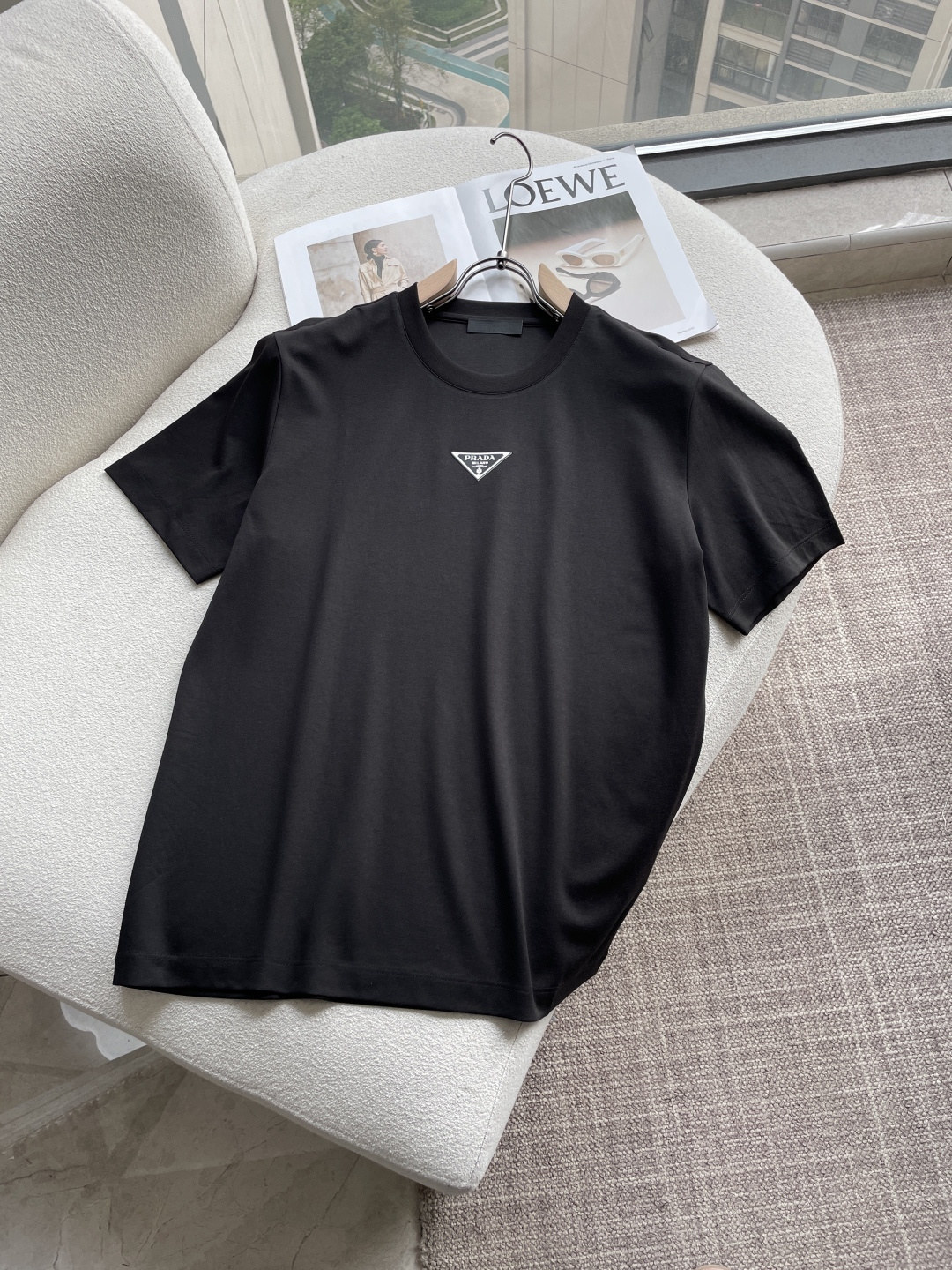 NO:758412,Prad 2026ss new summer clothes are on sale at the counter. The latest series of graphic logo short-sleeved T-shirts are a must-have for everyone!  Imported top-quality mercerized cotton fabric, extremely skin-friendly and comfortable. It feels very delicate, has a good texture, and perfectly reflects the three-dimensional effect. It is in line with the brand's consistent design style. It is a very good overall product. It can be worn alone without any problem. Sizes M-XXXL, prada, T-shirt, tees, t-shirt,19860909Prad 2026ss夏装新品 专柜在售 最新系列图案logo短袖T恤 必须人手一件的节奏！进口顶极丝光棉面料,极为亲肤舒适 摸上去非常的细腻,质感很好,完美体现立体感 符合品牌一贯设计风格,整体非常不错的一款,内搭单穿都完全没问题 尺码 M-XXXL,,prada,T-shirt,tees，t-shirt,,Men's clothing